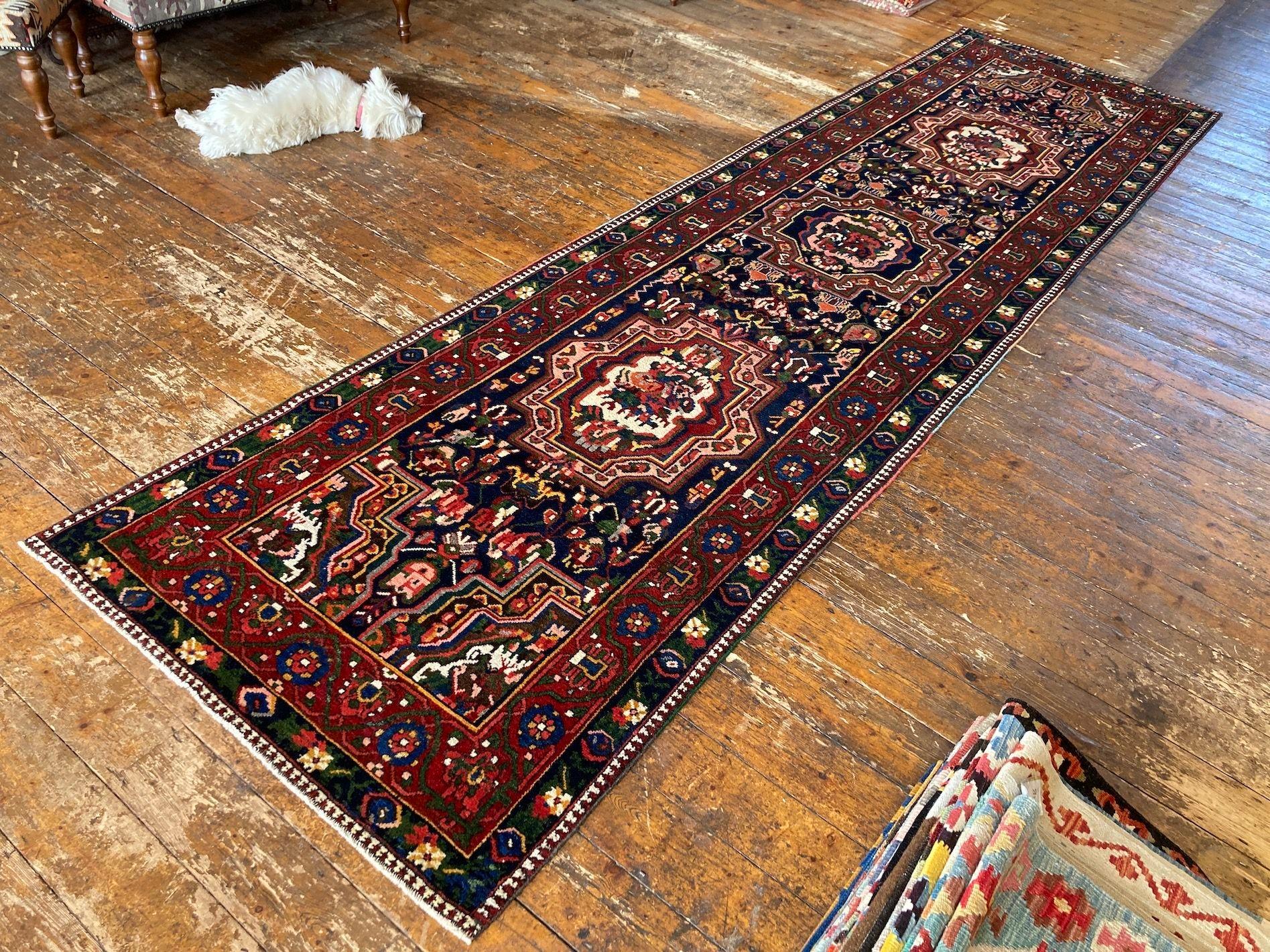 Antiker Bakhtiar-Läufer 4,00 m x 1,07 m (Frühes 20. Jahrhundert) im Angebot