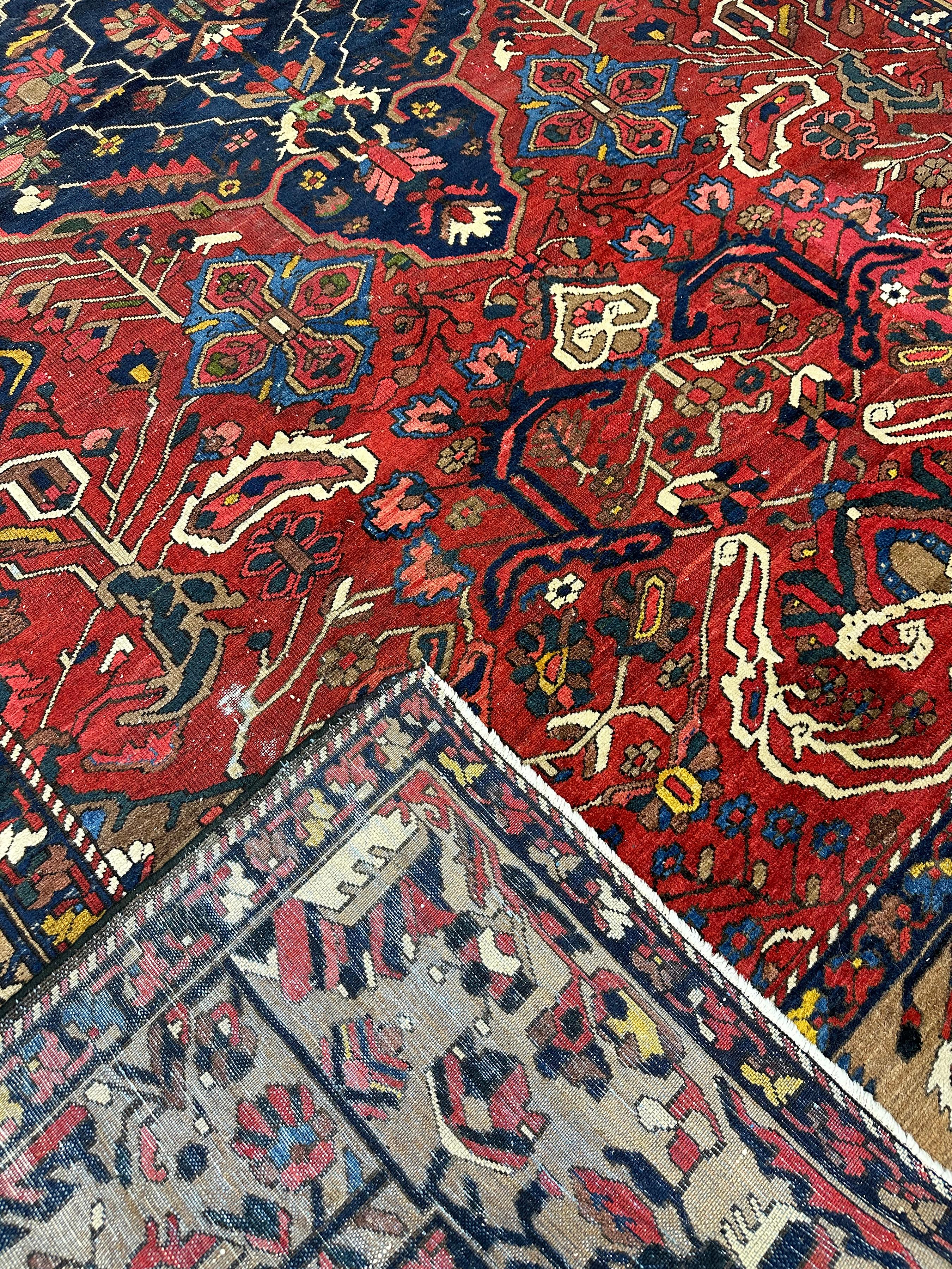 Una elegante alfombra antigua Bakhtiari. Lana anudada a mano. La alfombra está formada por motivos geométricos que son una combinación de azul marino, rojo carmesí intenso y colores óxido con reflejos blancos. Hand Made del siglo XIX. Procede de la