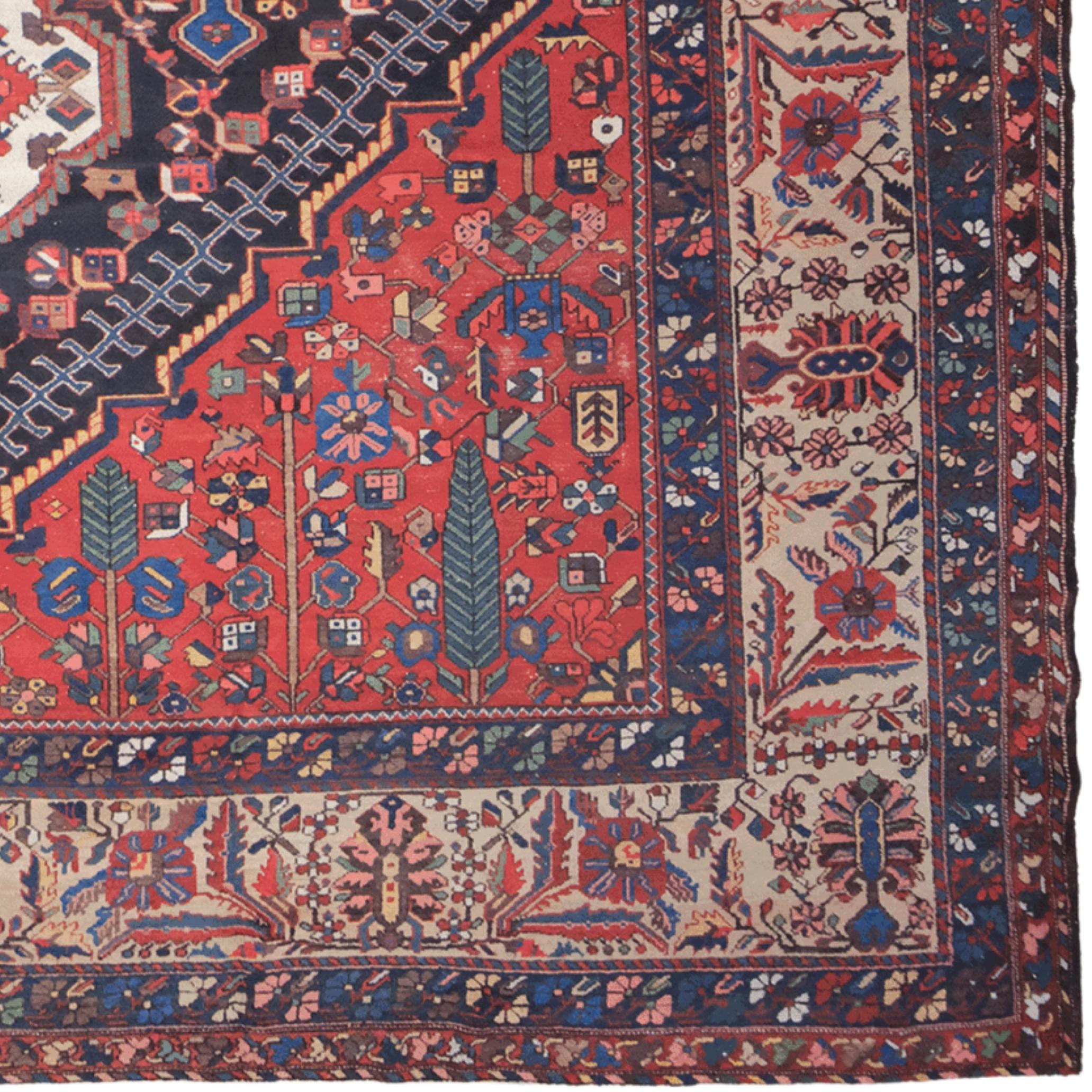Antique Bakhtiari Carpet In Good Condition For Sale In Sultanahmet, 34