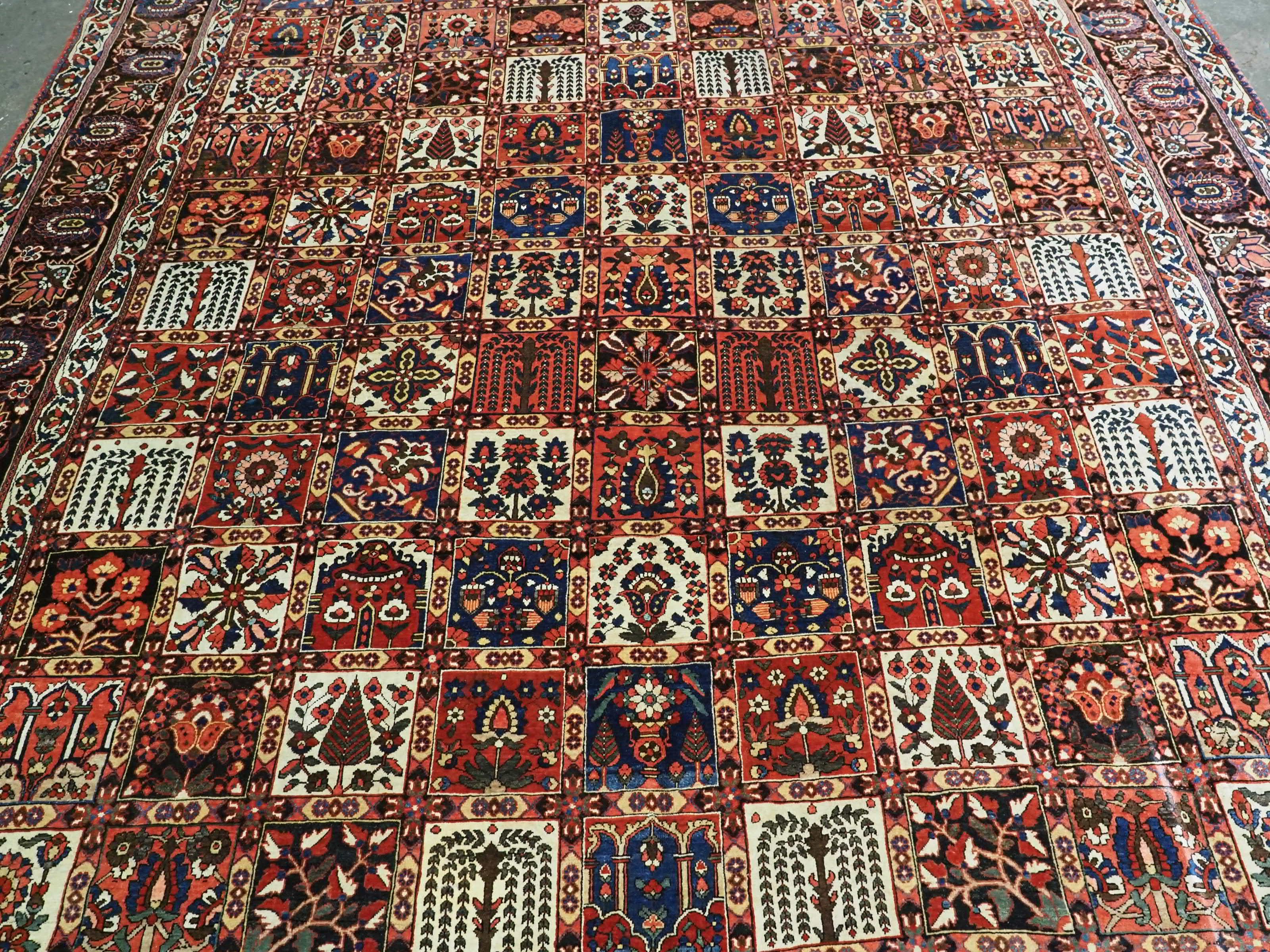 Antique Bakhtiari carpet of the 'garden' design, circa 1900 In Good Condition For Sale In Moreton-In-Marsh, GB