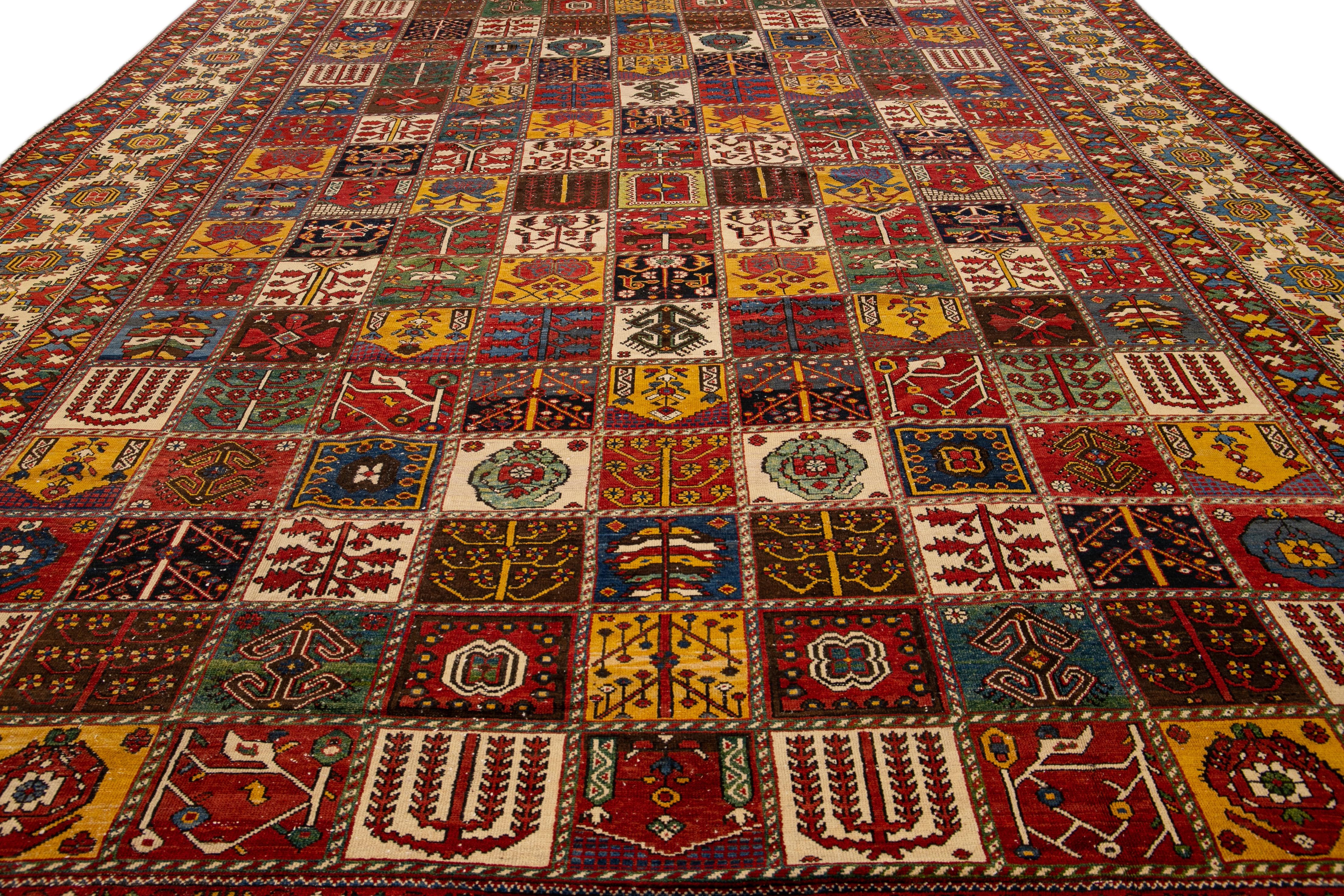 Antiker Bachtiari Persischer Handgefertigter Multi Designed Roter Wollteppich in Übergröße (Bakshaish) im Angebot