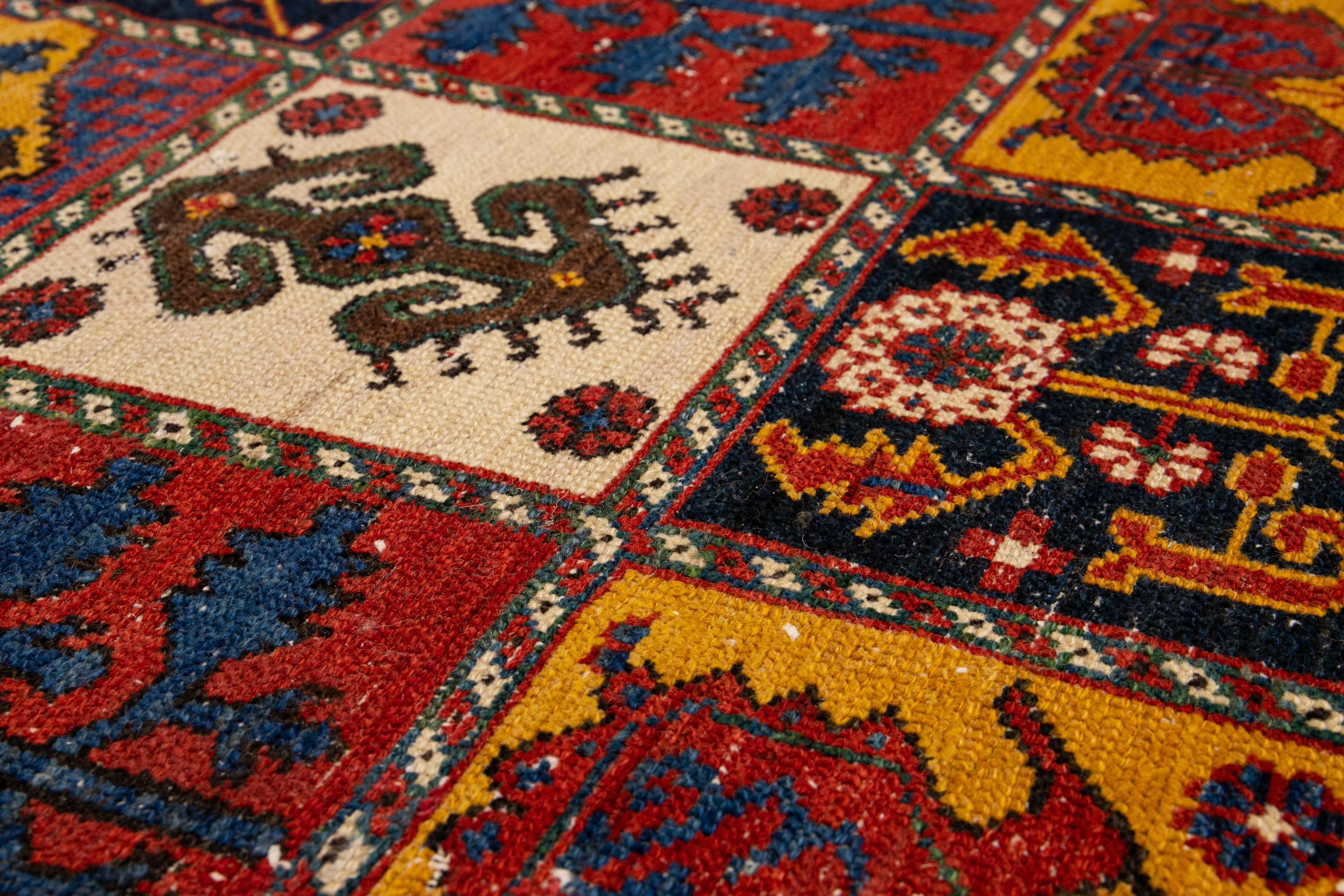 Antiker Bachtiari Persischer Handgefertigter Multi Designed Roter Wollteppich in Übergröße (20. Jahrhundert) im Angebot