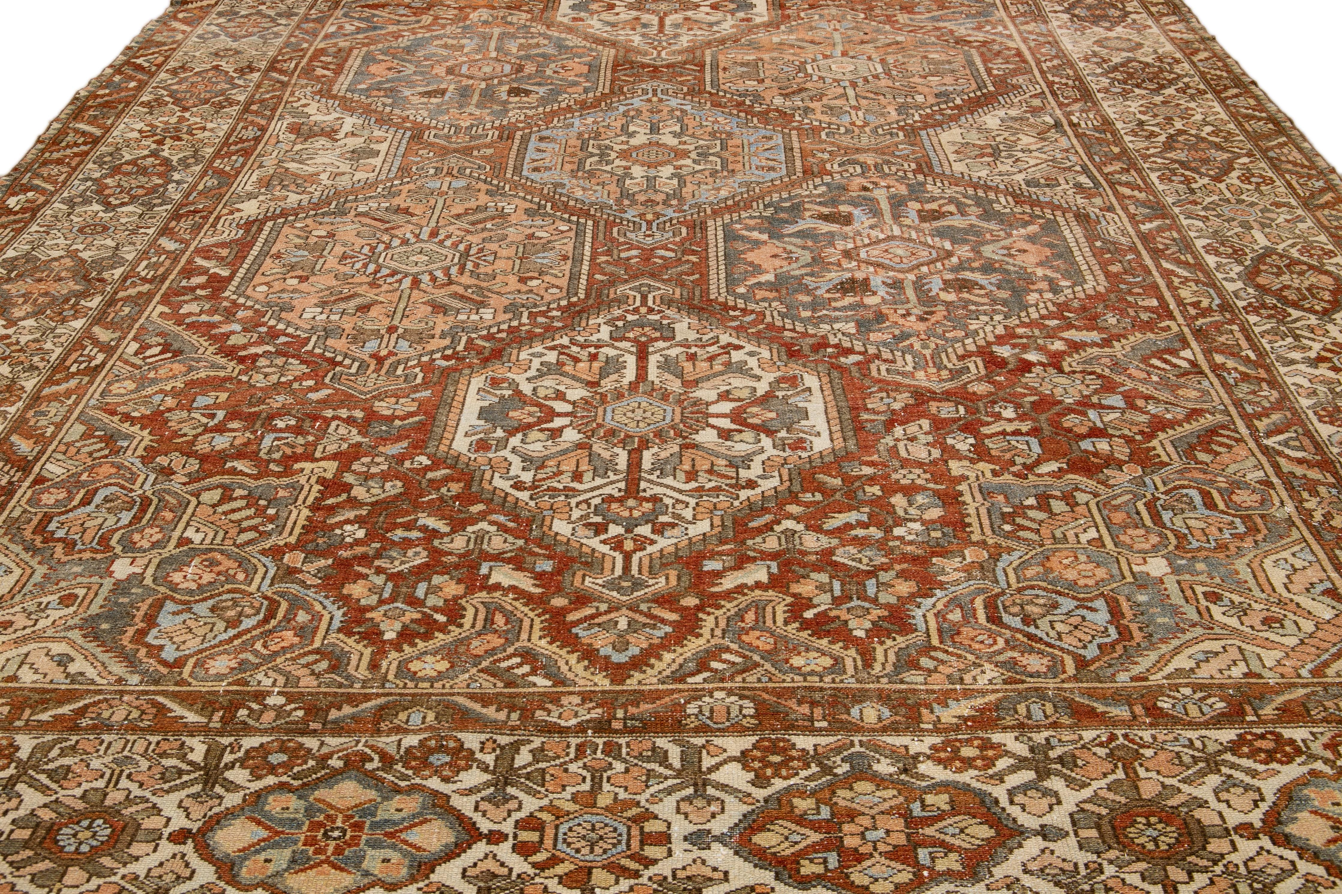 Bakshaish Tapis persan Bakhtiari ancien en laine surdimensionné à médaillons multiples, fait à la main, couleur rouille en vente