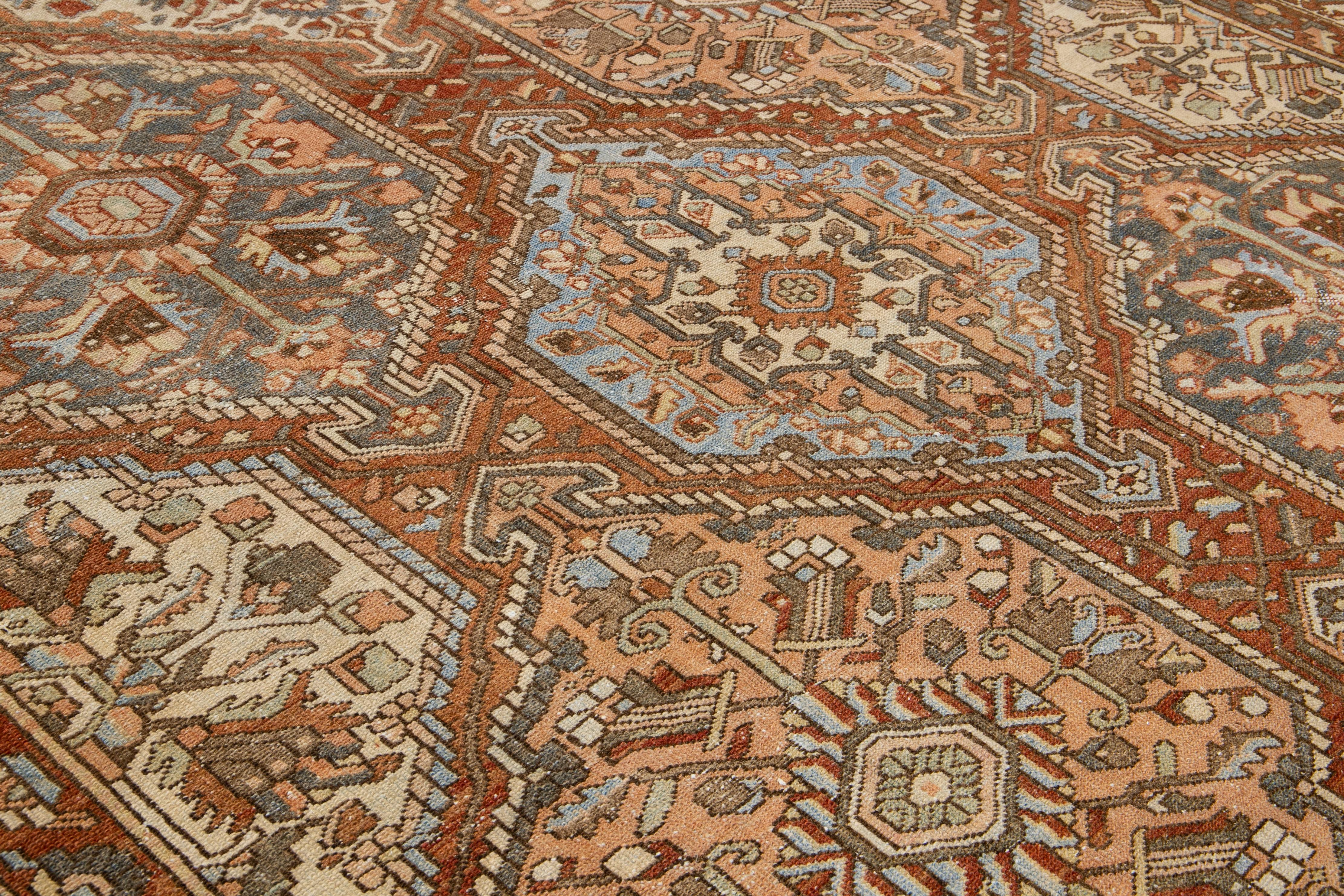 Tapis persan Bakhtiari ancien en laine surdimensionné à médaillons multiples, fait à la main, couleur rouille Excellent état - En vente à Norwalk, CT