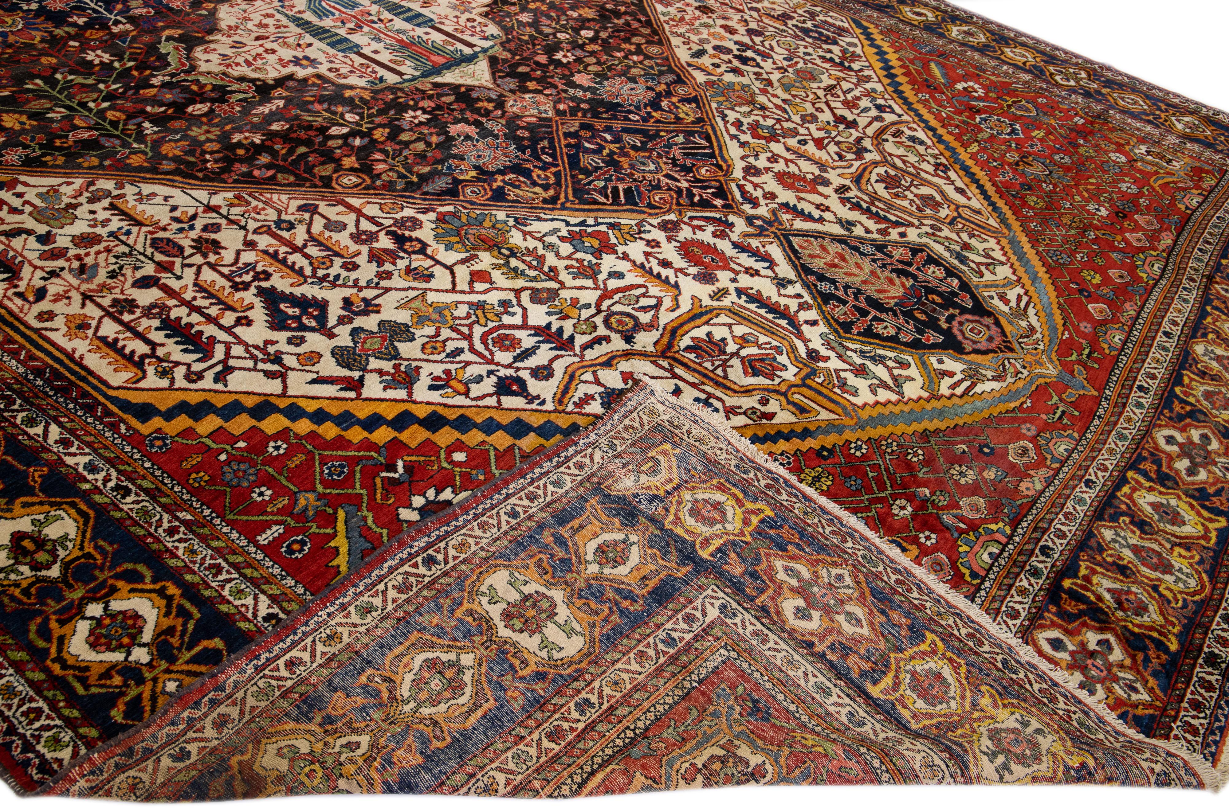 Magnifique tapis antique Bakhtiari en laine nouée à la main avec un champ bleu marine, beige et rouge. Ce tapis de Farahan présente un cadre bleu et des accents multicolores sur un magnifique motif floral botanique classique

Ce tapis mesure :