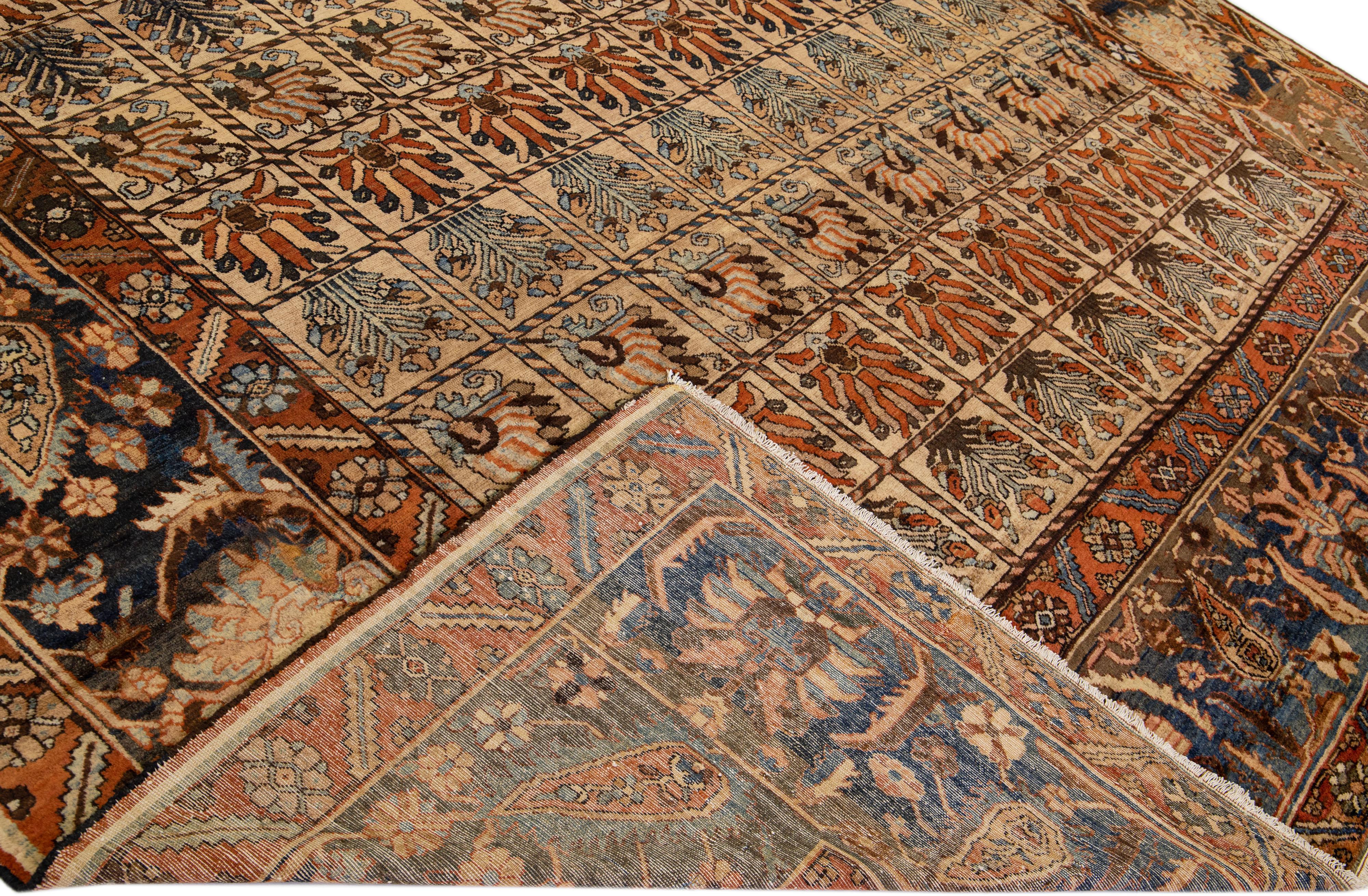 Magnifique tapis ancien Bakhtiari en laine nouée à la main avec un champ de couleur beige. Cette pièce a un cadre rouillé avec des accents multicolores sur un magnifique motif floral classique.

Ce tapis mesure 12'6