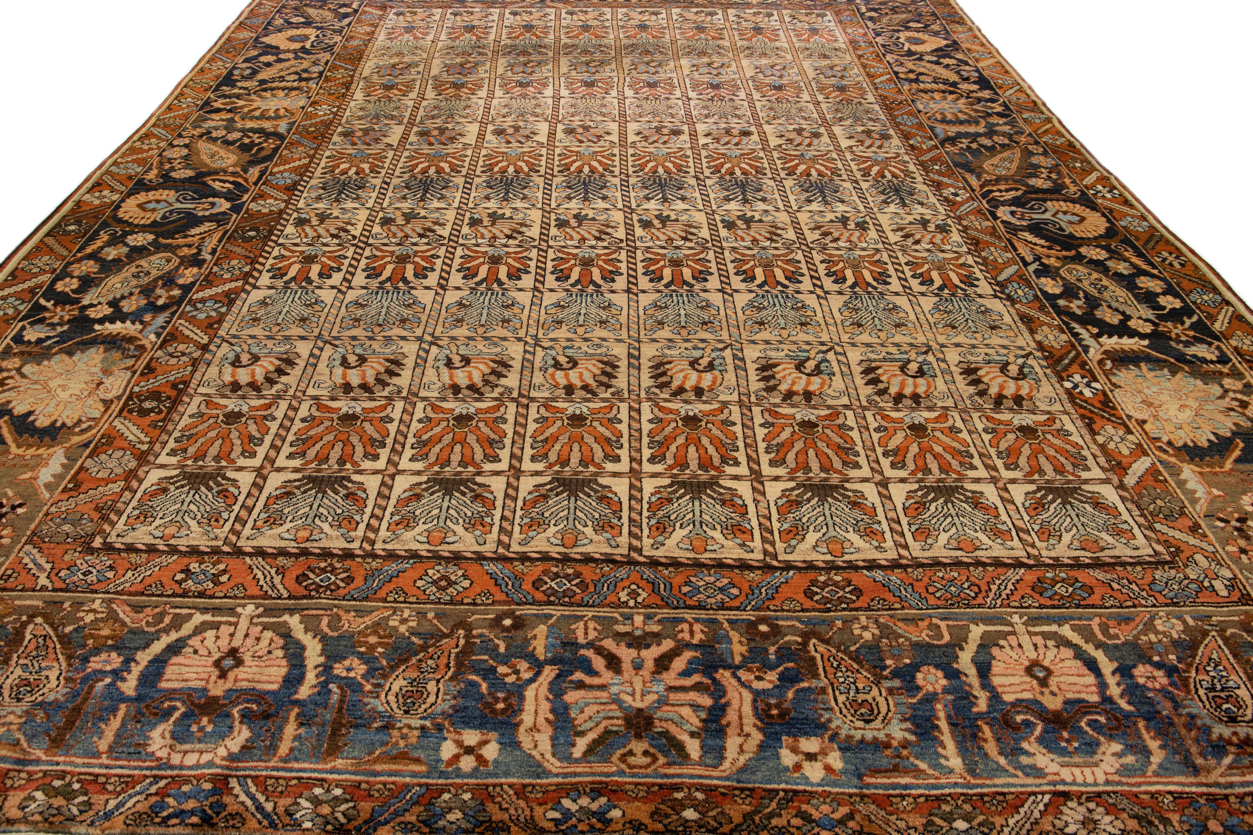 Islamique Tapis persan Bakhtiari ancien en laine brun clair surdimensionné fait à la main avec motif sur toute sa surface en vente