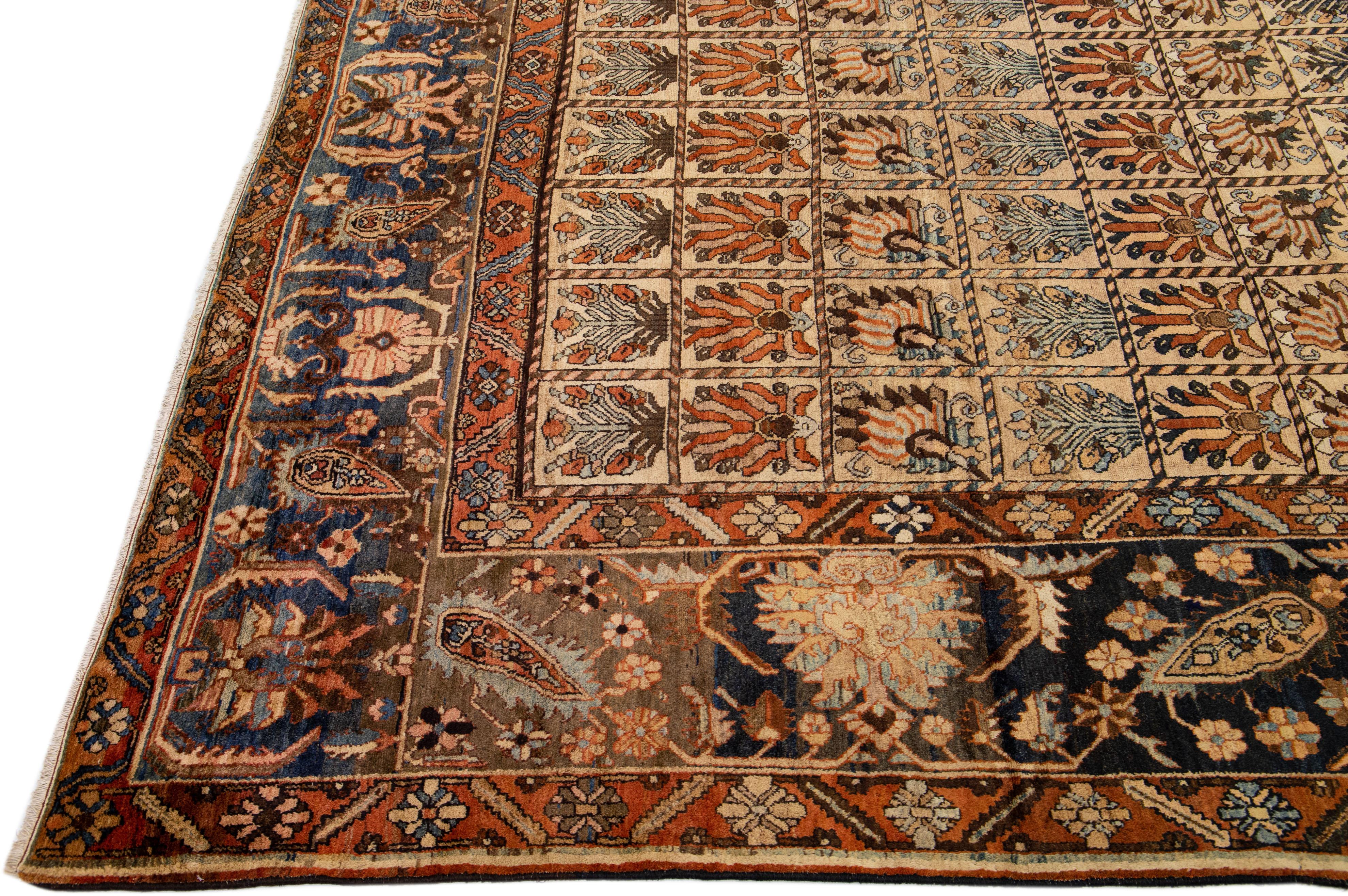 Perse Tapis persan Bakhtiari ancien en laine brun clair surdimensionné fait à la main avec motif sur toute sa surface en vente
