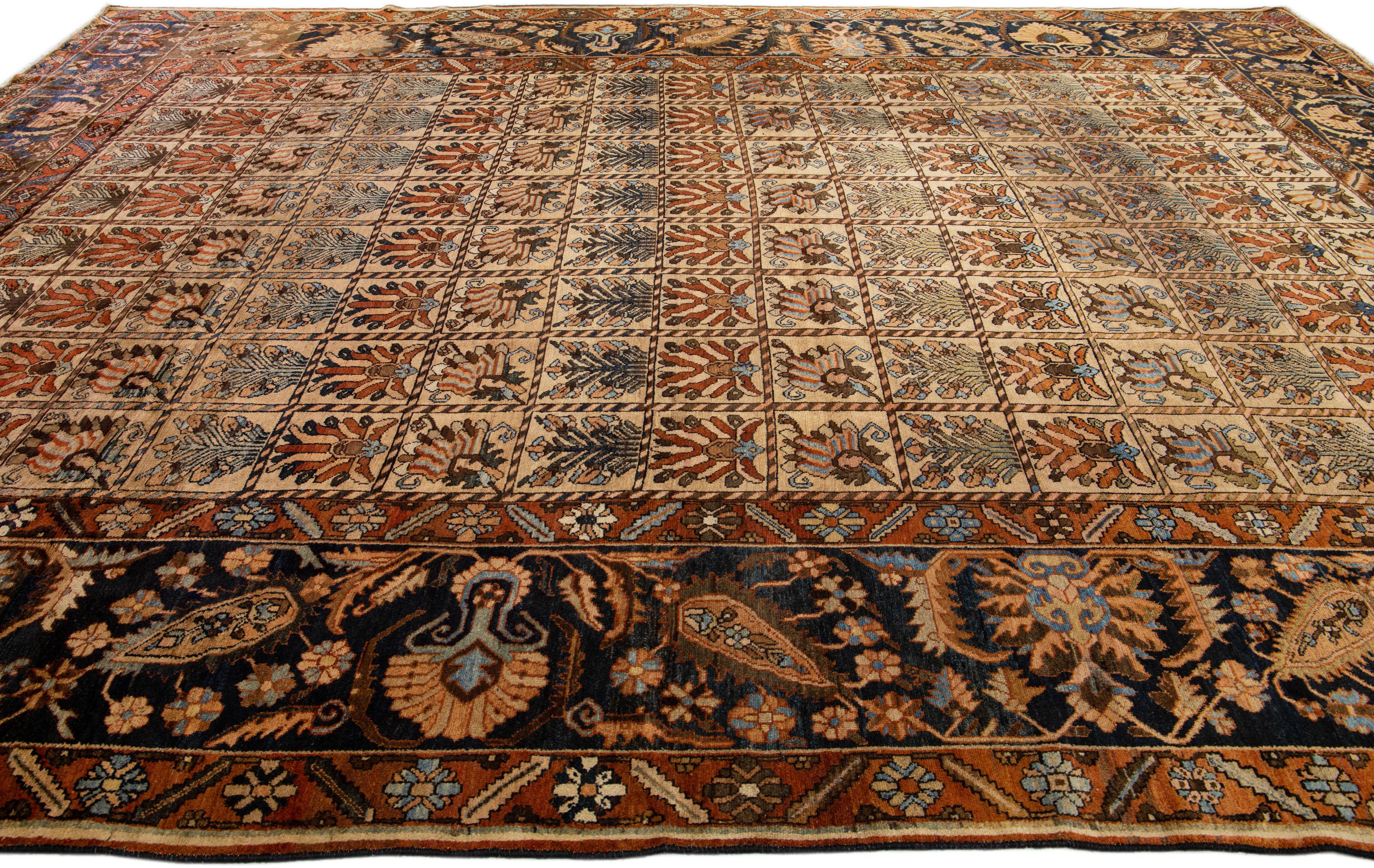 Noué à la main Tapis persan Bakhtiari ancien en laine brun clair surdimensionné fait à la main avec motif sur toute sa surface en vente