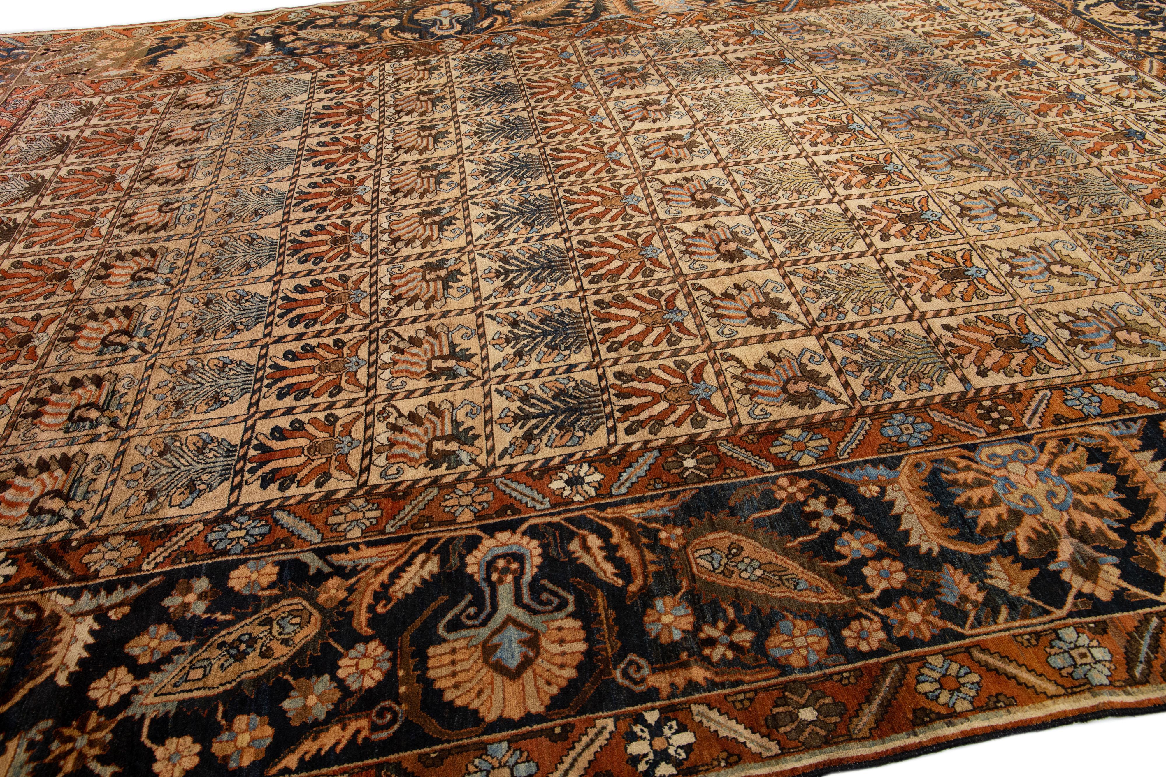 Tapis persan Bakhtiari ancien en laine brun clair surdimensionné fait à la main avec motif sur toute sa surface Bon état - En vente à Norwalk, CT