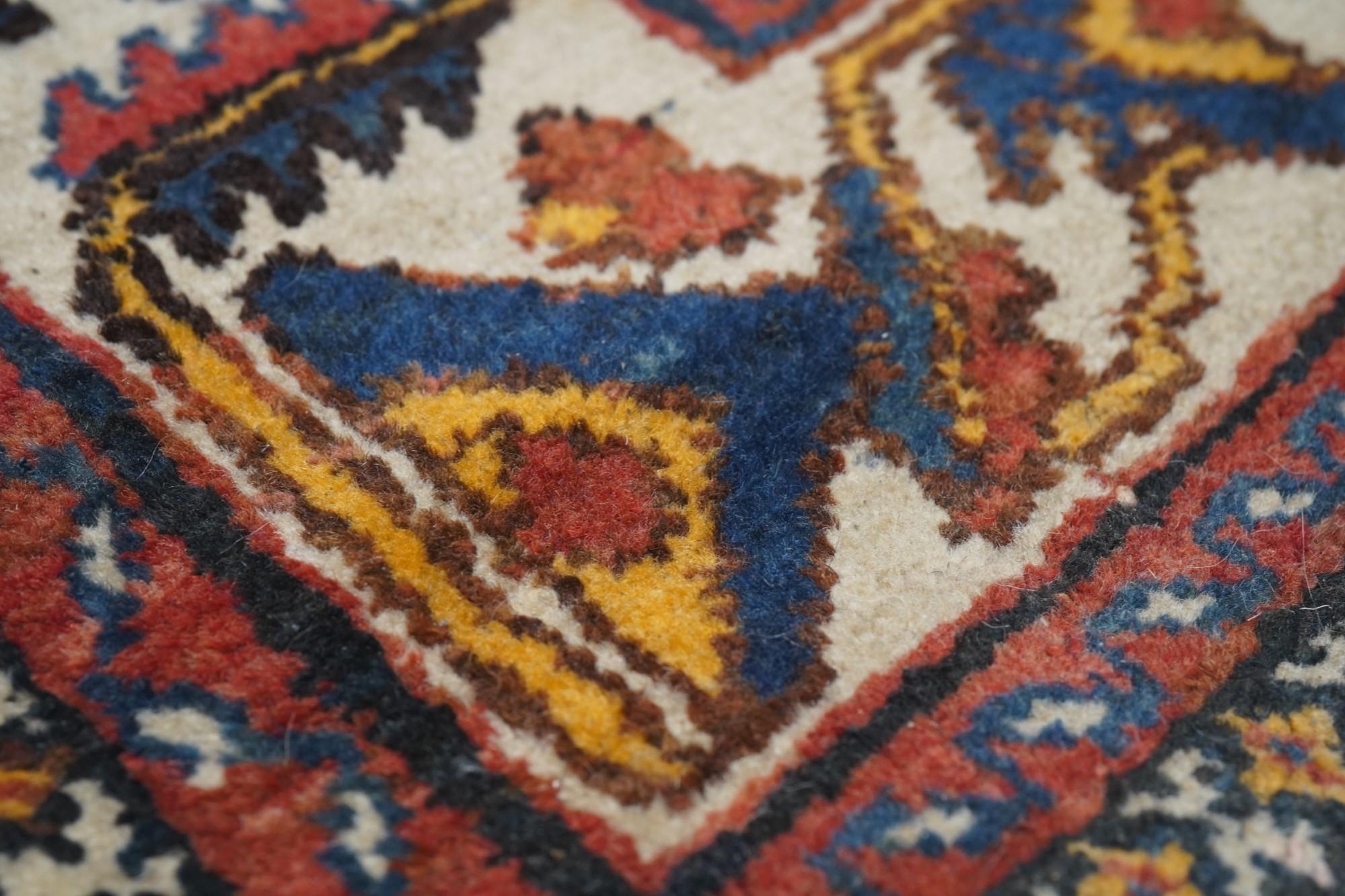Tapis Bakhtiari ancien de 4'6'' x 6'9'' en vente 2