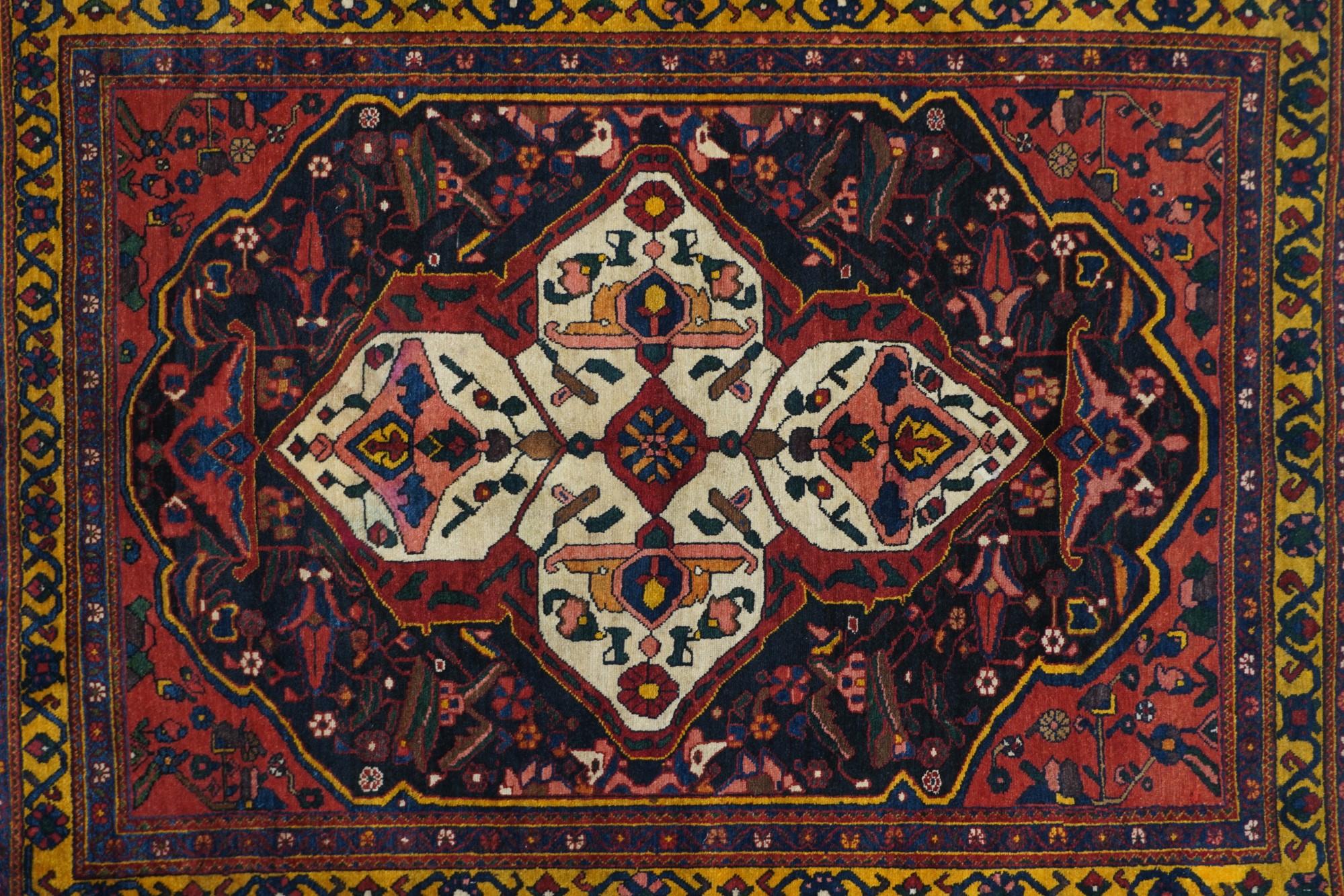 Antique Bakhtiari Rug In Excellent Condition For Sale In New York, NY