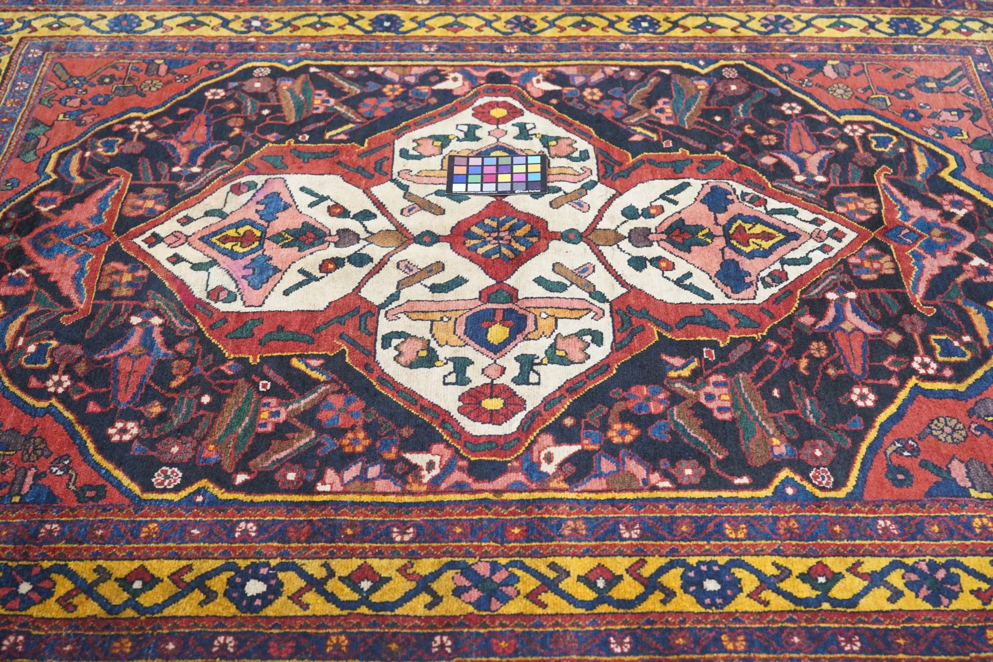 Alfombra antigua Bakhtiari 5'0'' x 6'4'' en venta 3