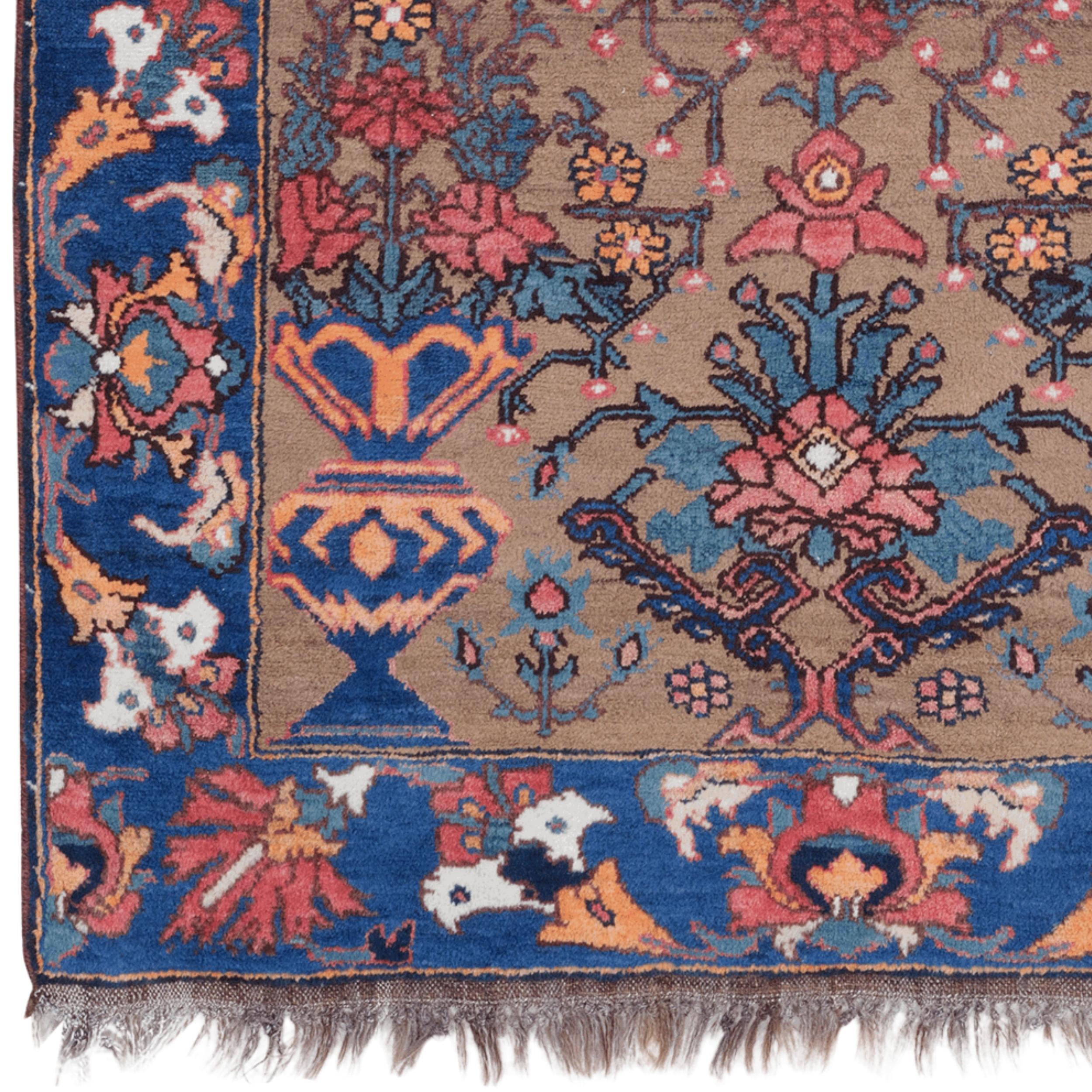 Questo antico tappeto Bakhtiari, unico nel suo genere, si distingue per la sua ricca eredità culturale e il suo design accattivante. Realizzato a mano nella regione di Bakhtiari in Iran, questo tappeto aggiungerà eleganza alla tua casa grazie alle