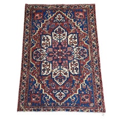 Tapis persan tribal Bakhtiari de style Serapi, bleu marine et rouille