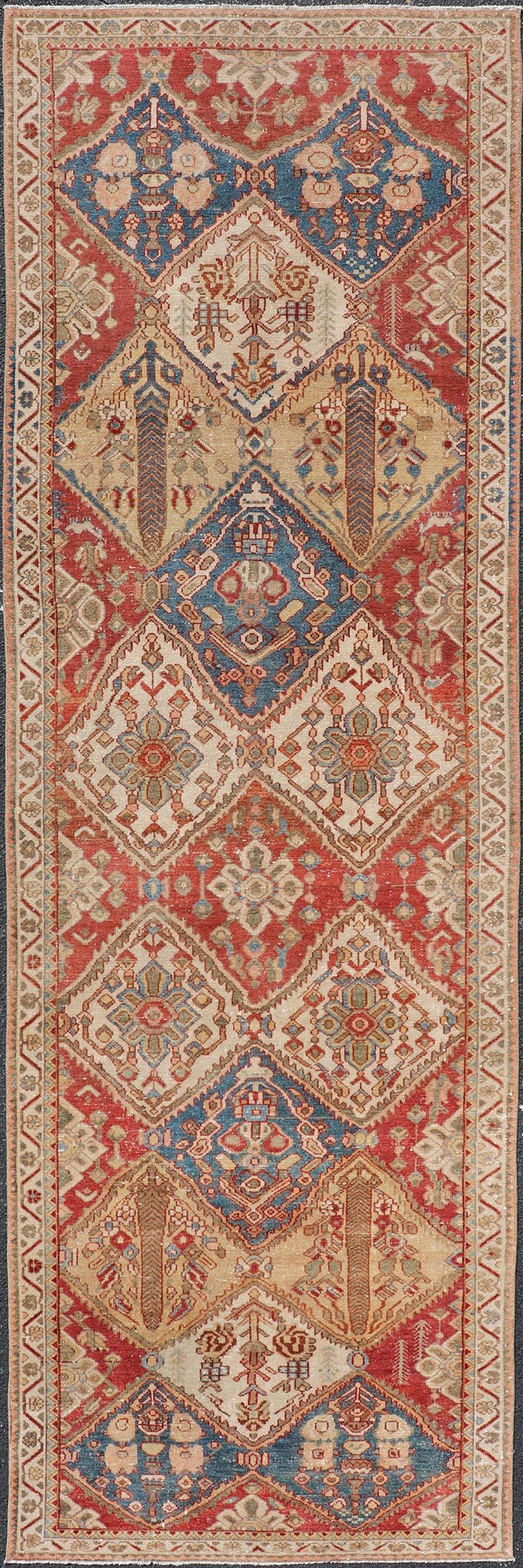 Tapis de couloir persan Bakhtiari ancien au design de jardin