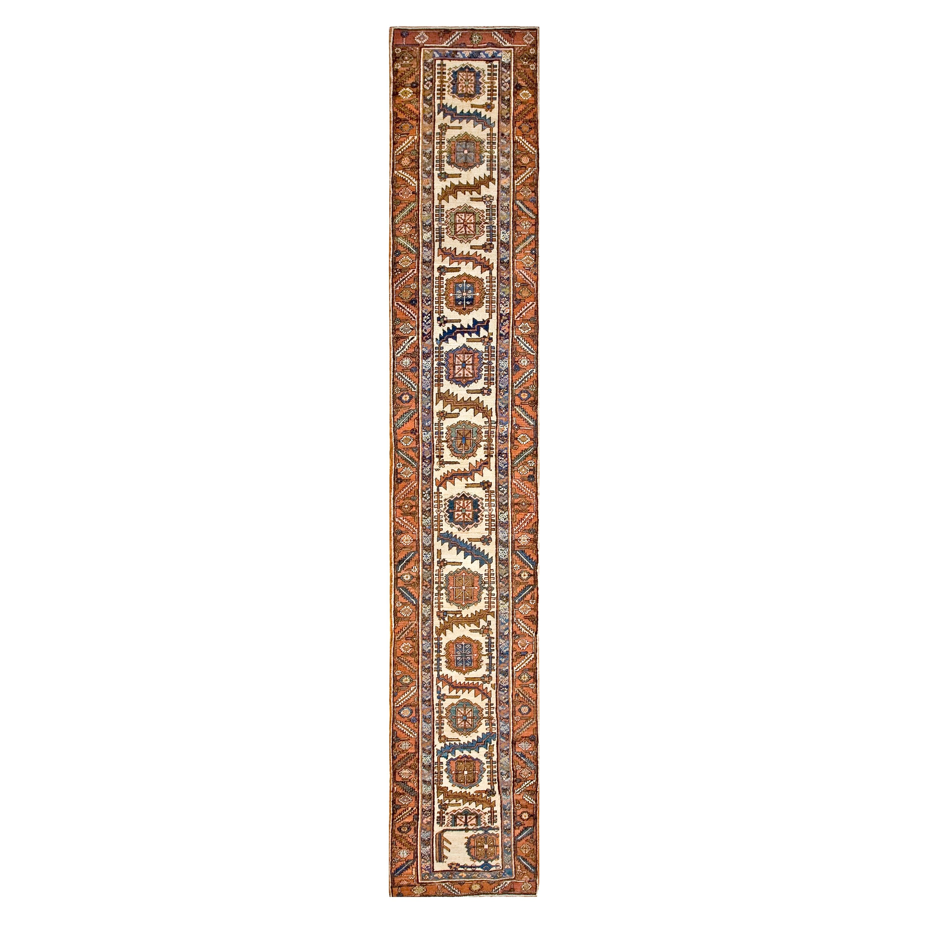 19. Jahrhundert N.W. Persischer Bakshaiesh-Teppich ( 2'7" x 16' - 80 x 488") im Angebot