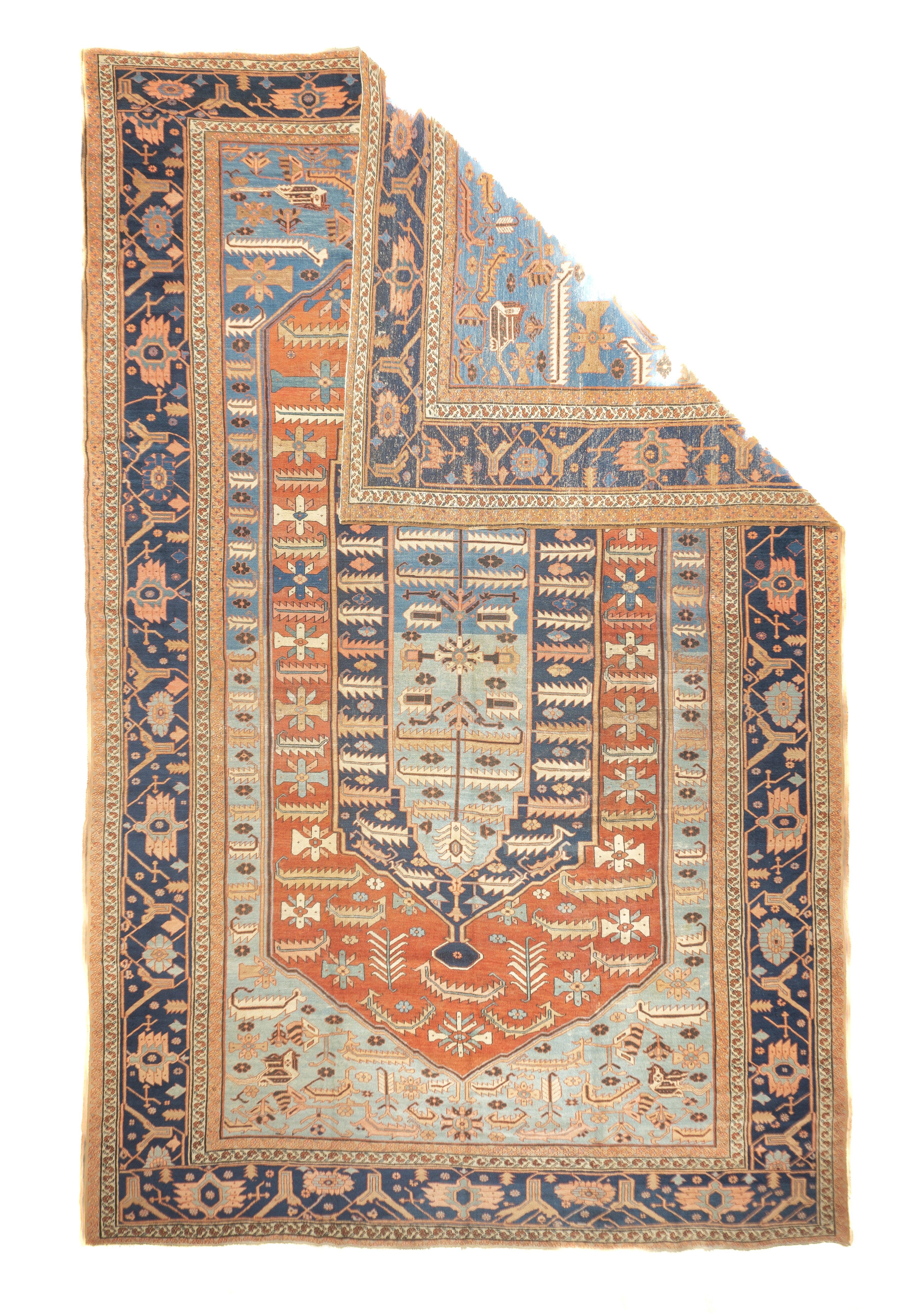 Antiker Bakshayesh-Teppich 11'5'' x 18'3''.  Auf dem von Puder zu Hellblau abfallenden Feld ein hohes rotes sechseckiges Paneel mit Rosetten und geraden, mit Widerhaken versehenen Blättern, die konzentrische marineblaue und hellblau-pulverfarbene