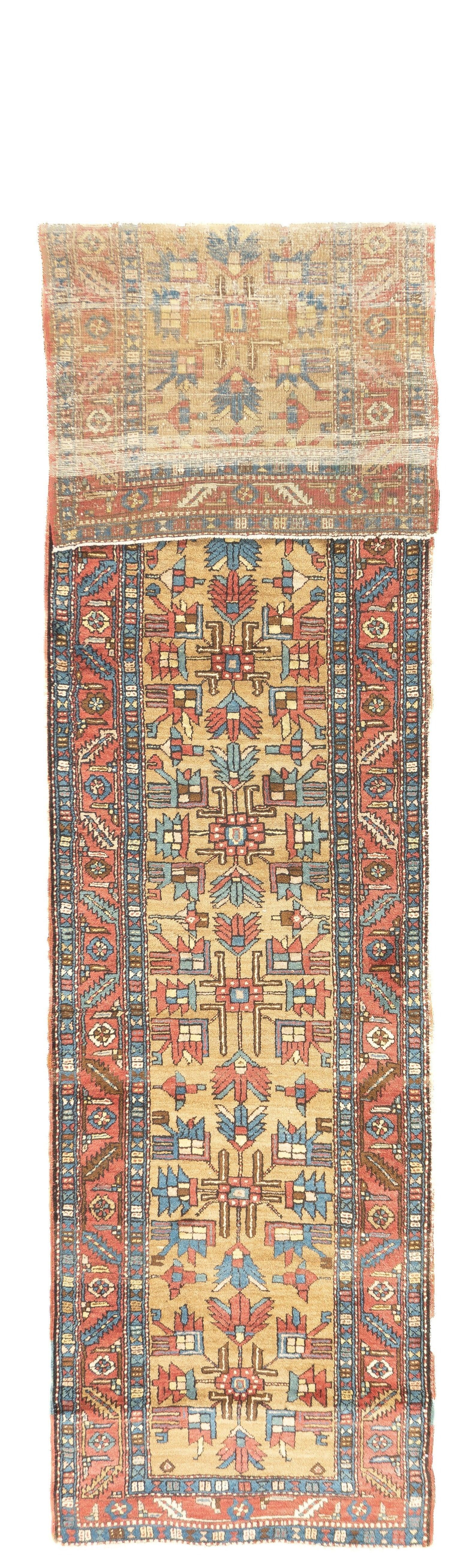 Antiker Bakshayesh-Teppich 3' x 12'11''. Eine Art von Heriz, im Allgemeinen in quadratischen Formaten, Allover-Muster und groben bis mittleren Bindungen, Wolle oder Mischgewebe; gewebt vor 1900. Der Begriff wird oft auf frühe Medaillons, spätere