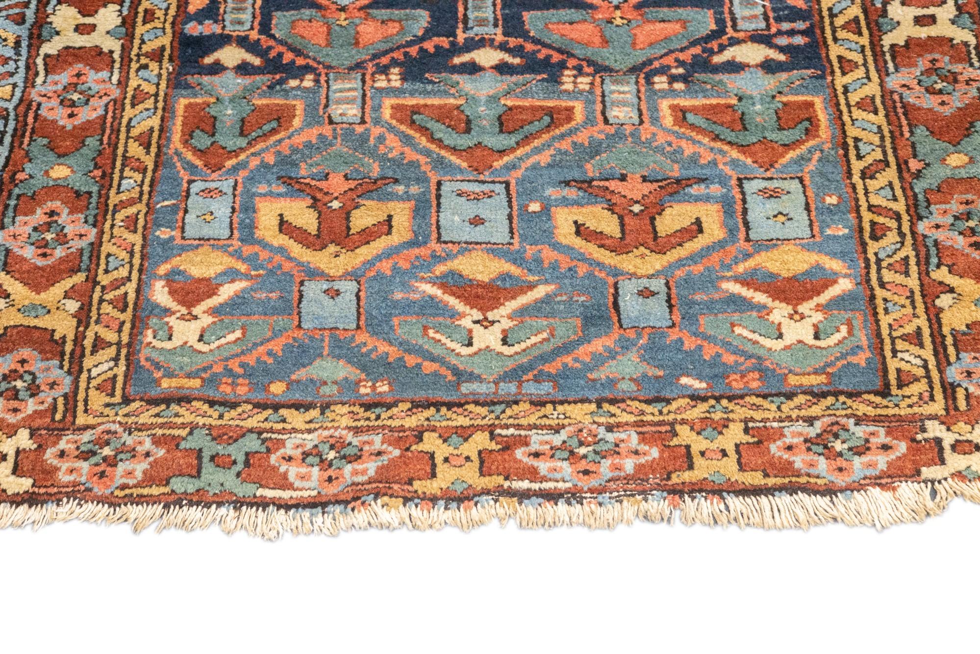 Antiker Bakshayesh-Teppich 3'5'' x 4'3'' (Handgeknüpft) im Angebot
