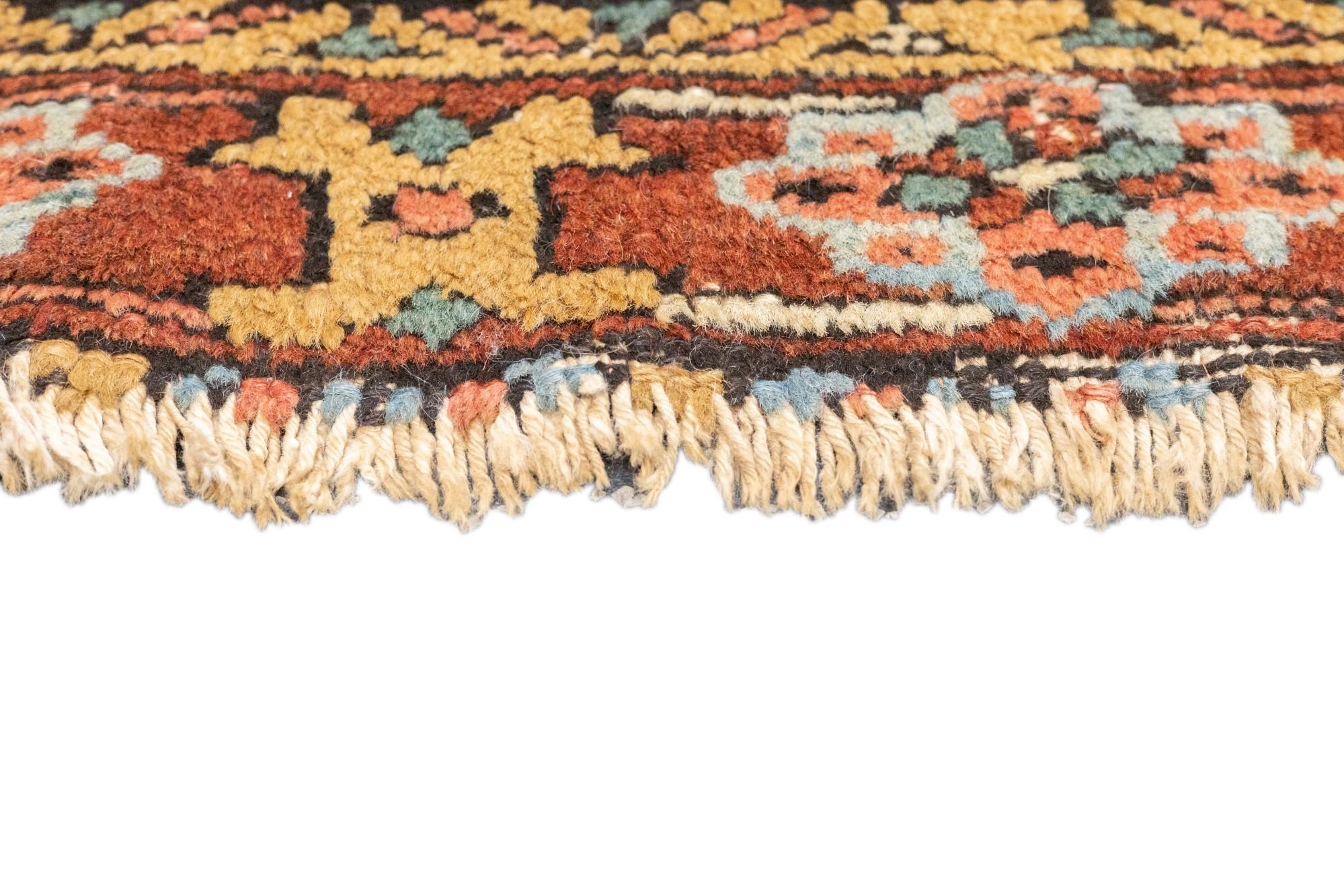 Antiker Bakshayesh-Teppich 3'5'' x 4'3'' im Zustand „Gut“ im Angebot in New York, NY