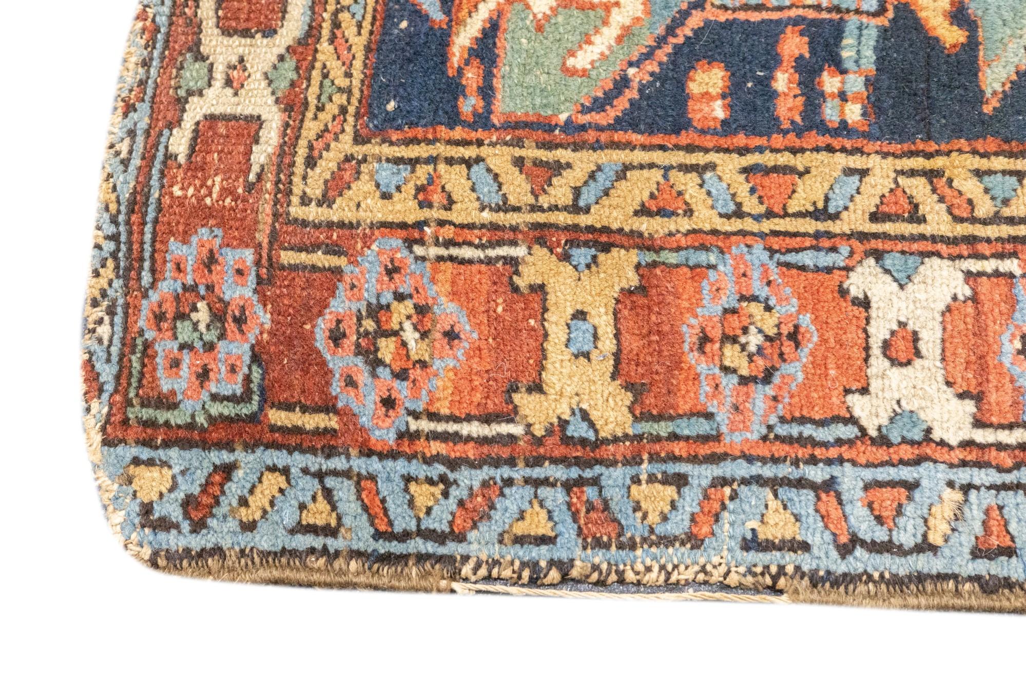 Antiker Bakshayesh-Teppich 3'5'' x 4'3'' (19. Jahrhundert) im Angebot