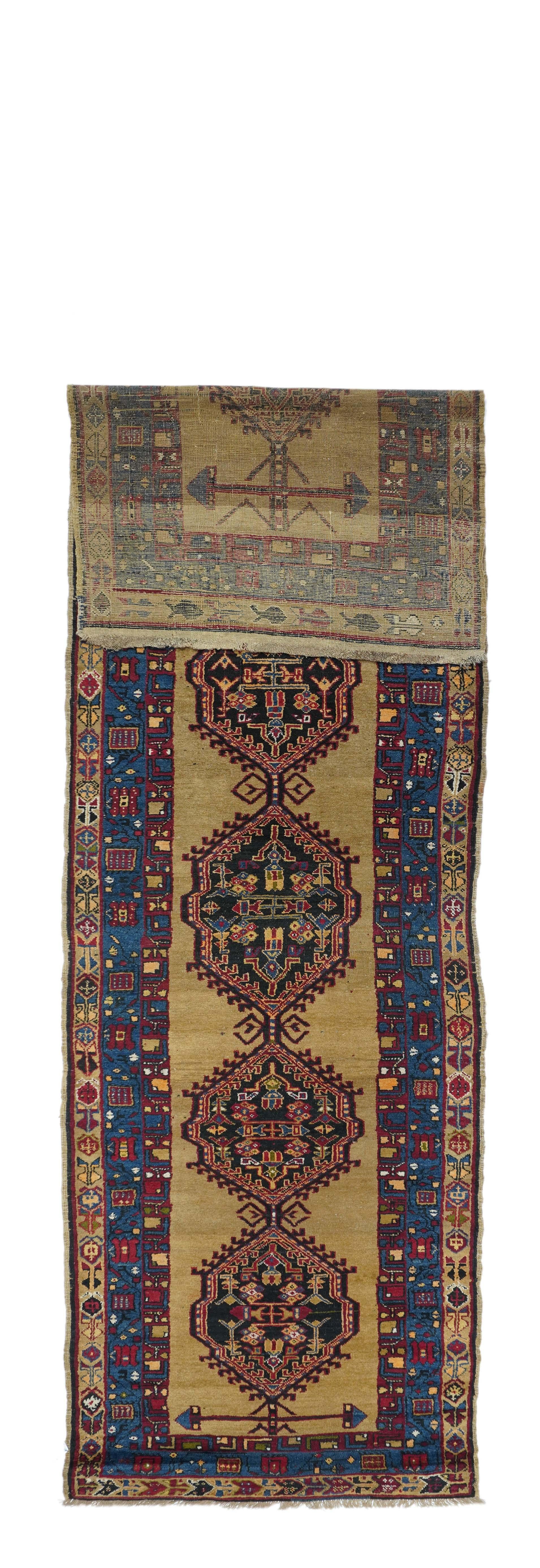 Antiker Bakshayesh-Teppich 3'6'' x 14'3''. Das hellgoldene, kamelfarbene, offene Feld zeigt ein zentrales Stangenmedaillon mit fünf hakengesäumten, mehr oder weniger sechseckigen Medaillons in fast schwarz, mittelblau, ecru und strohfarben.