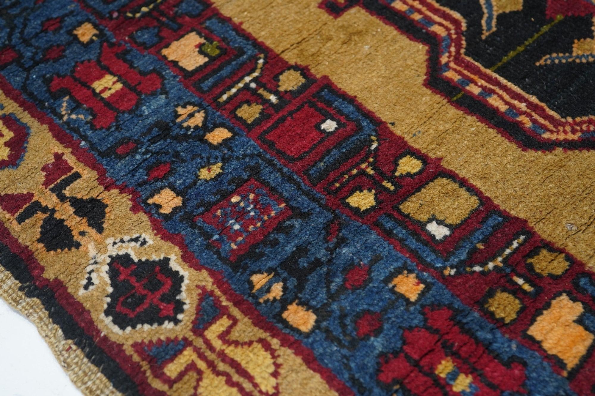 Antiker Bakshayesh-Teppich 3'6'' x 14'3'' (Persisch) im Angebot