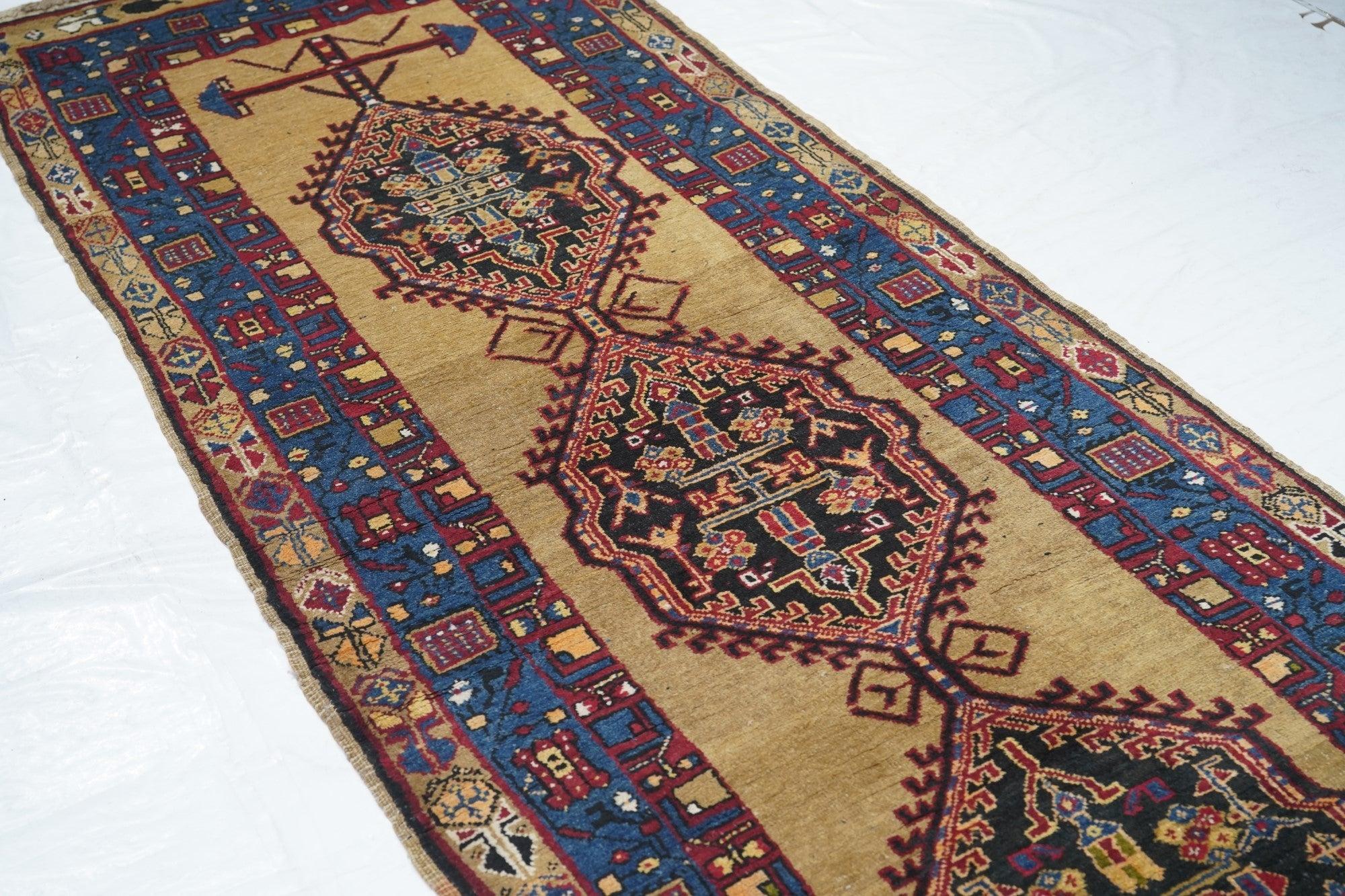 Antiker Bakshayesh-Teppich 3'6'' x 14'3'' im Zustand „Gut“ im Angebot in New York, NY