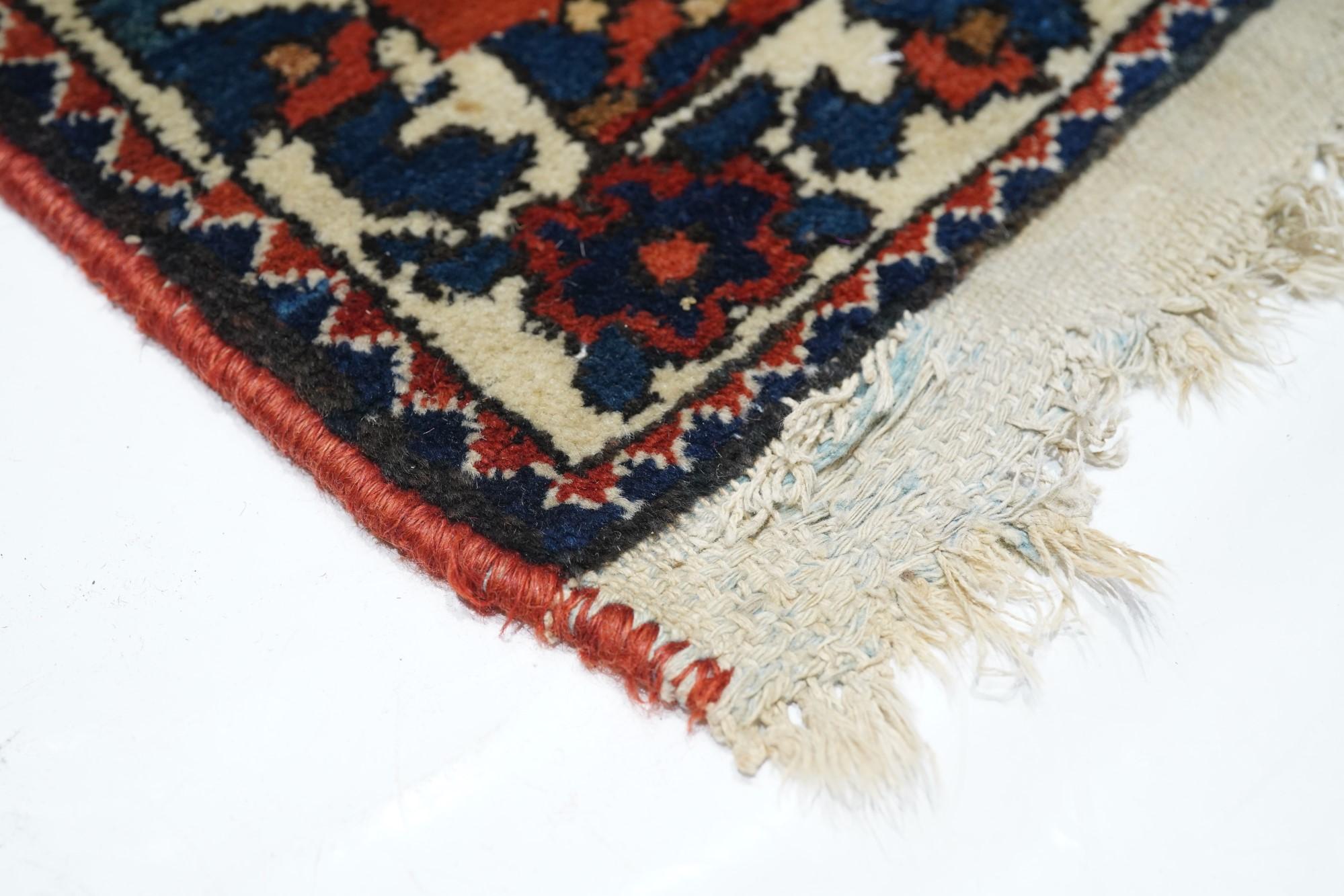 Antique Baktiari Rug In Good Condition For Sale In New York, NY