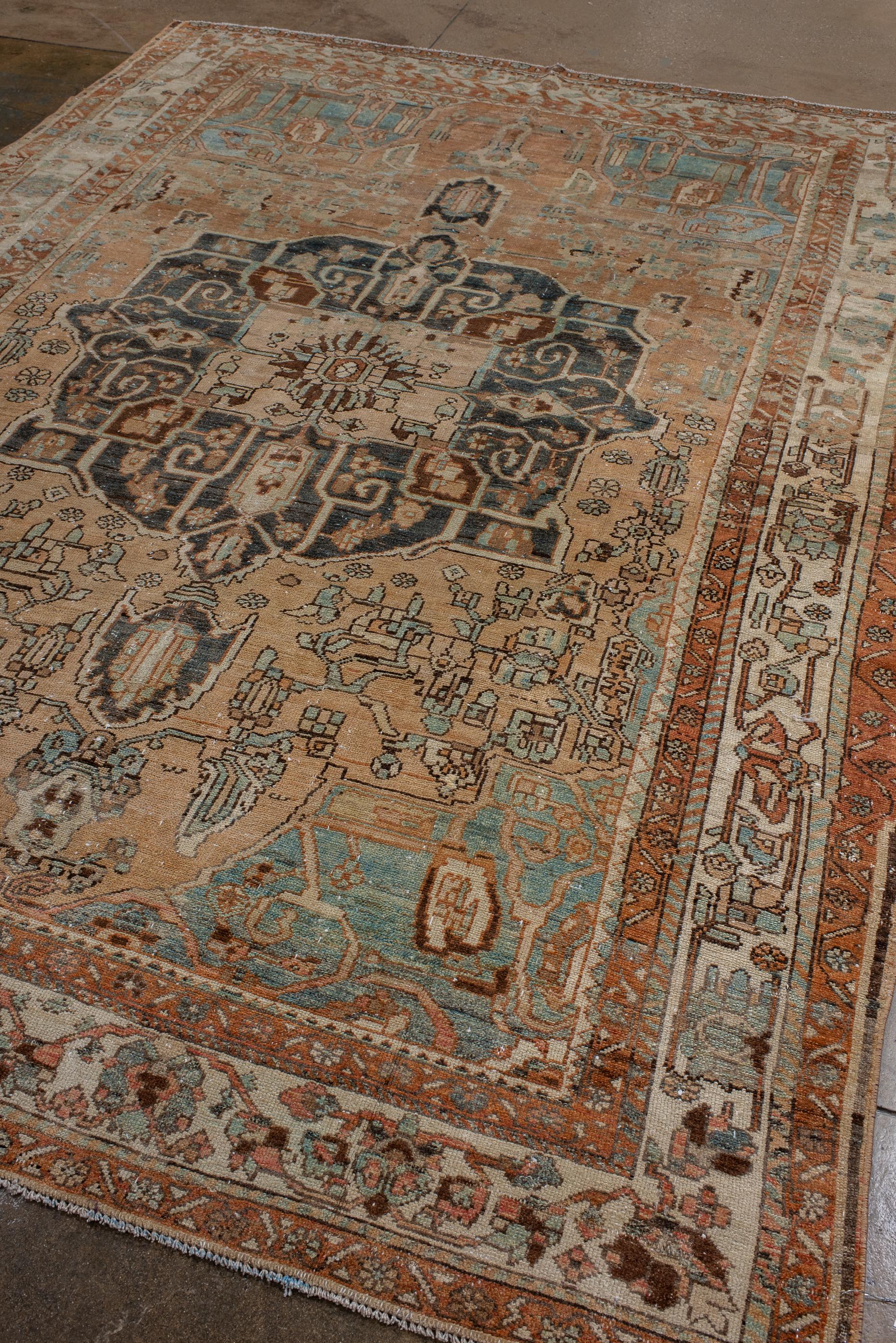 Perse Tapis Baktiary ancien avec fond rouille et coins bleus clairs