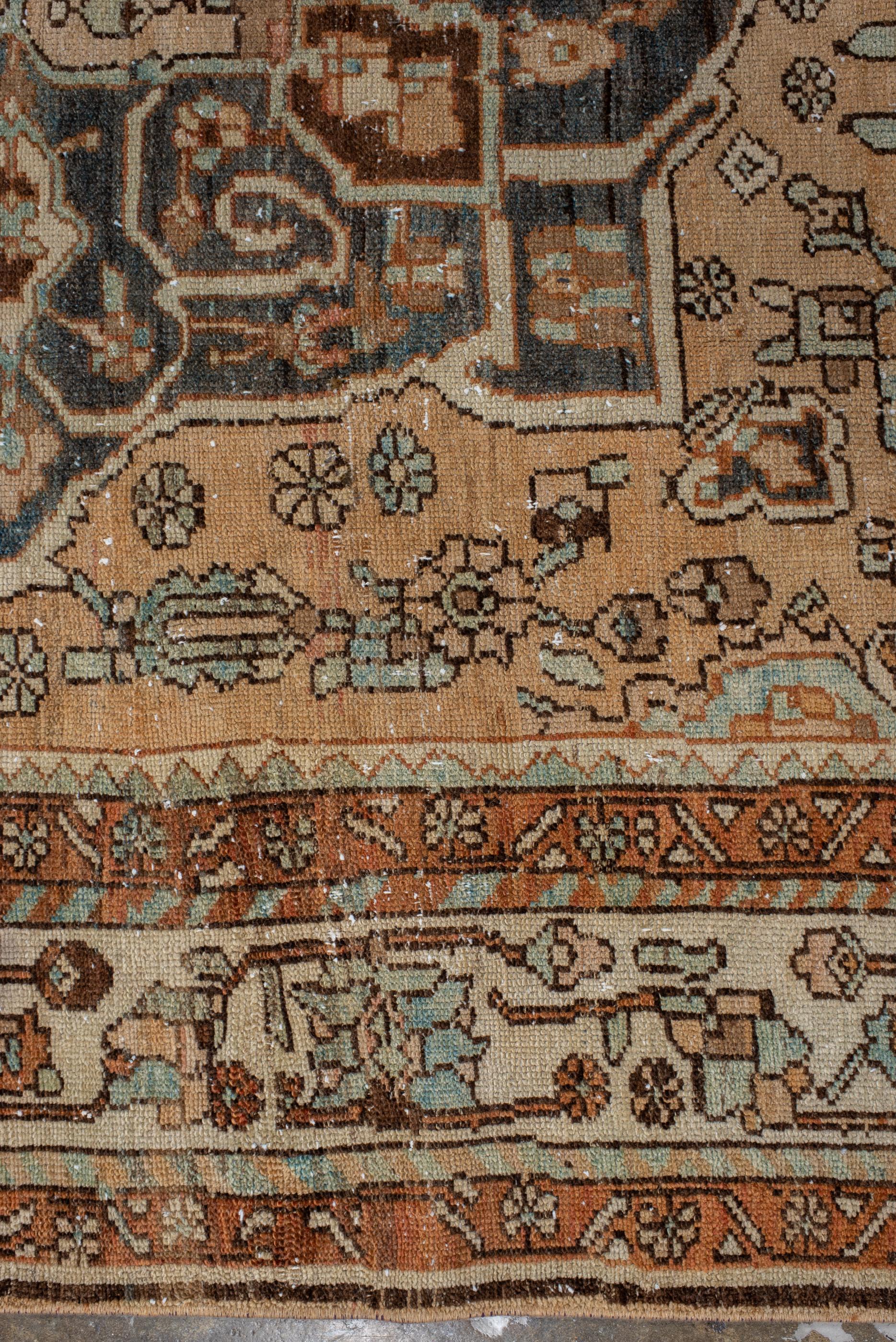 Tapis Baktiary ancien avec fond rouille et coins bleus clairs Bon état à New York, NY