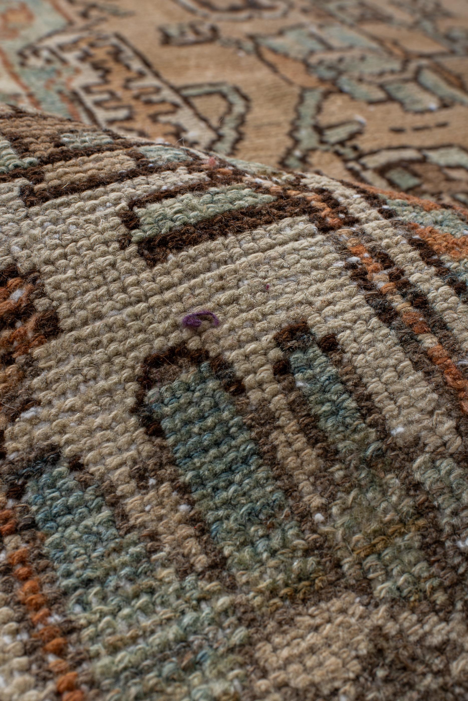 Laine Tapis Baktiary ancien avec fond rouille et coins bleus clairs