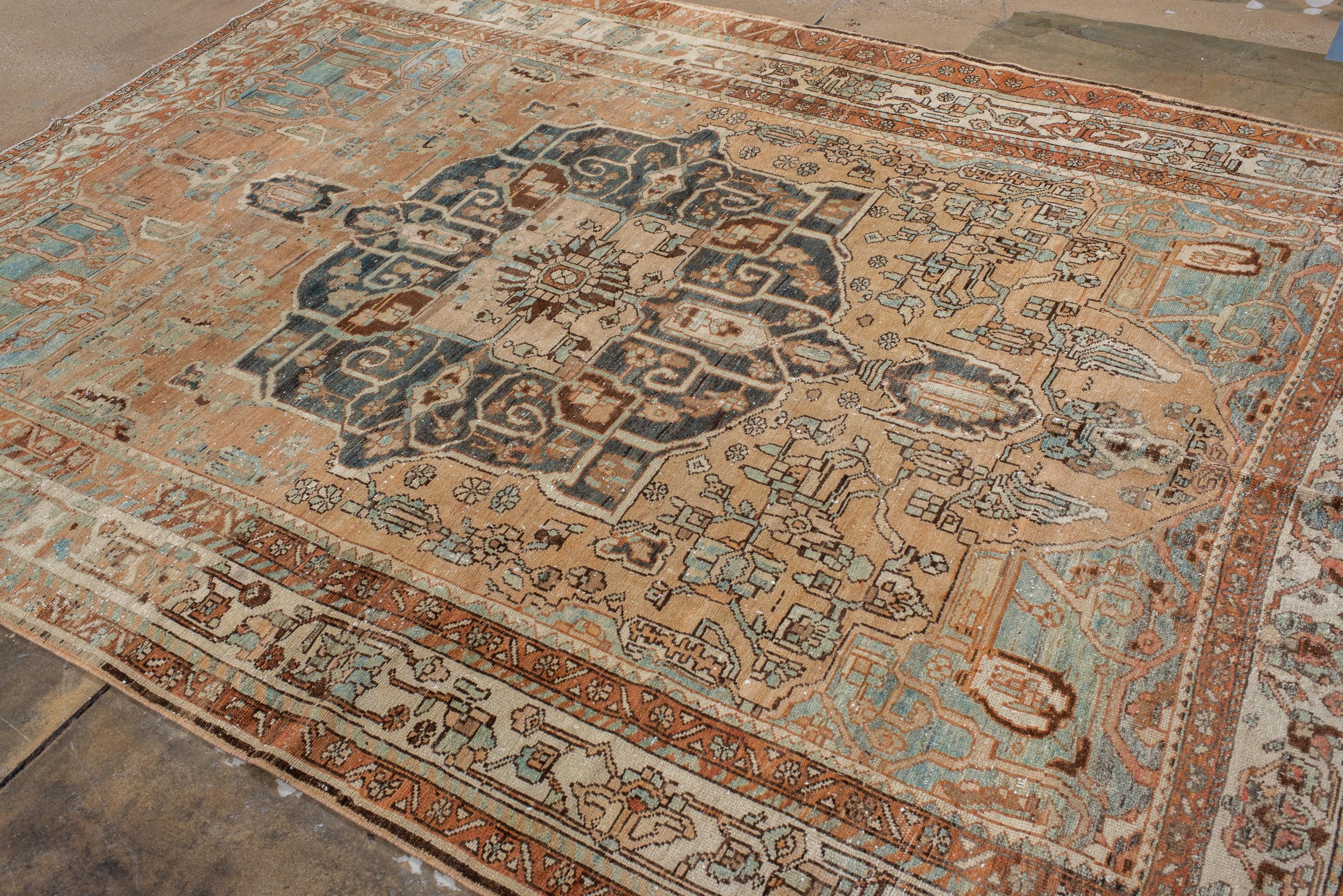 Tapis Baktiary ancien avec fond rouille et coins bleus clairs 1