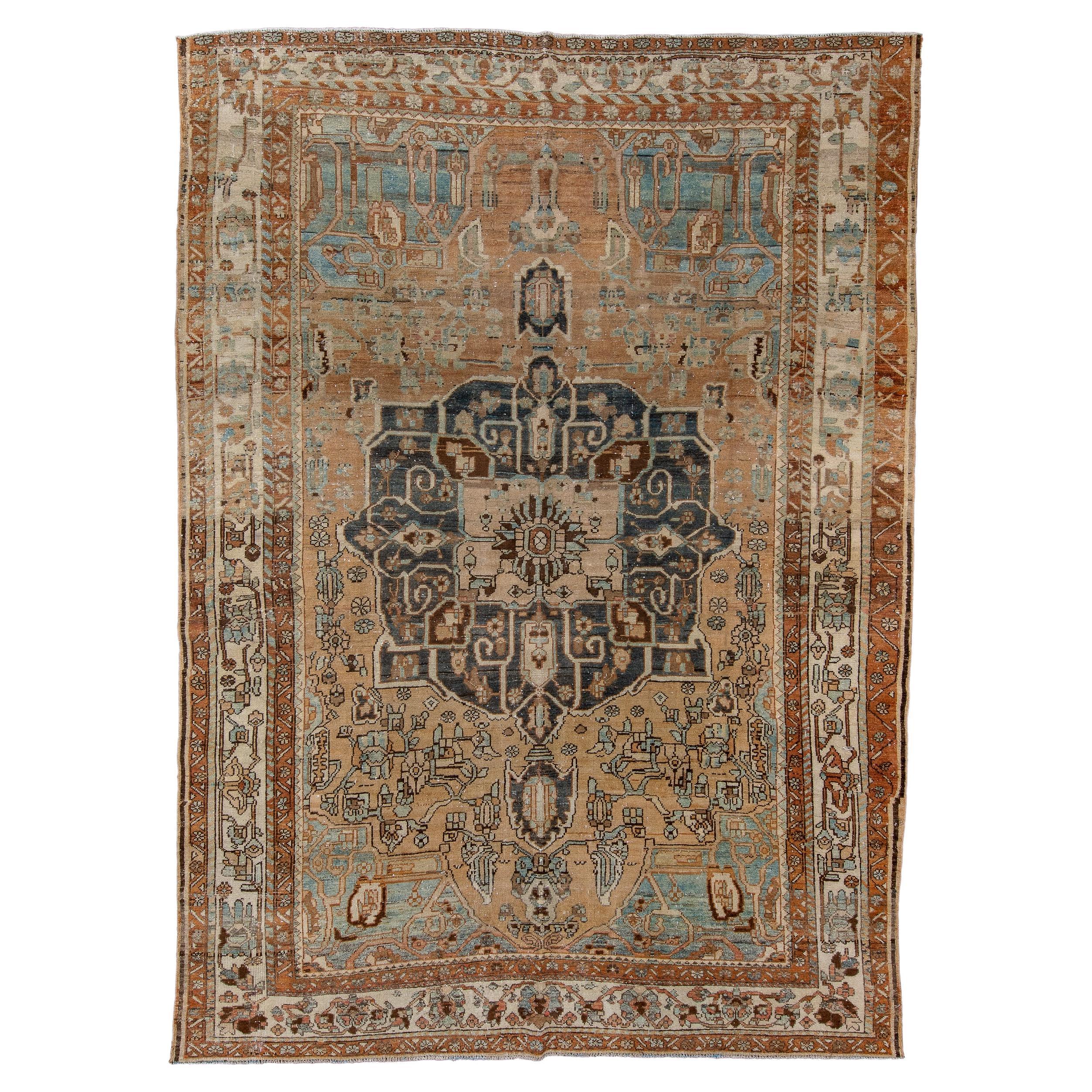 Tapis Baktiary ancien avec fond rouille et coins bleus clairs