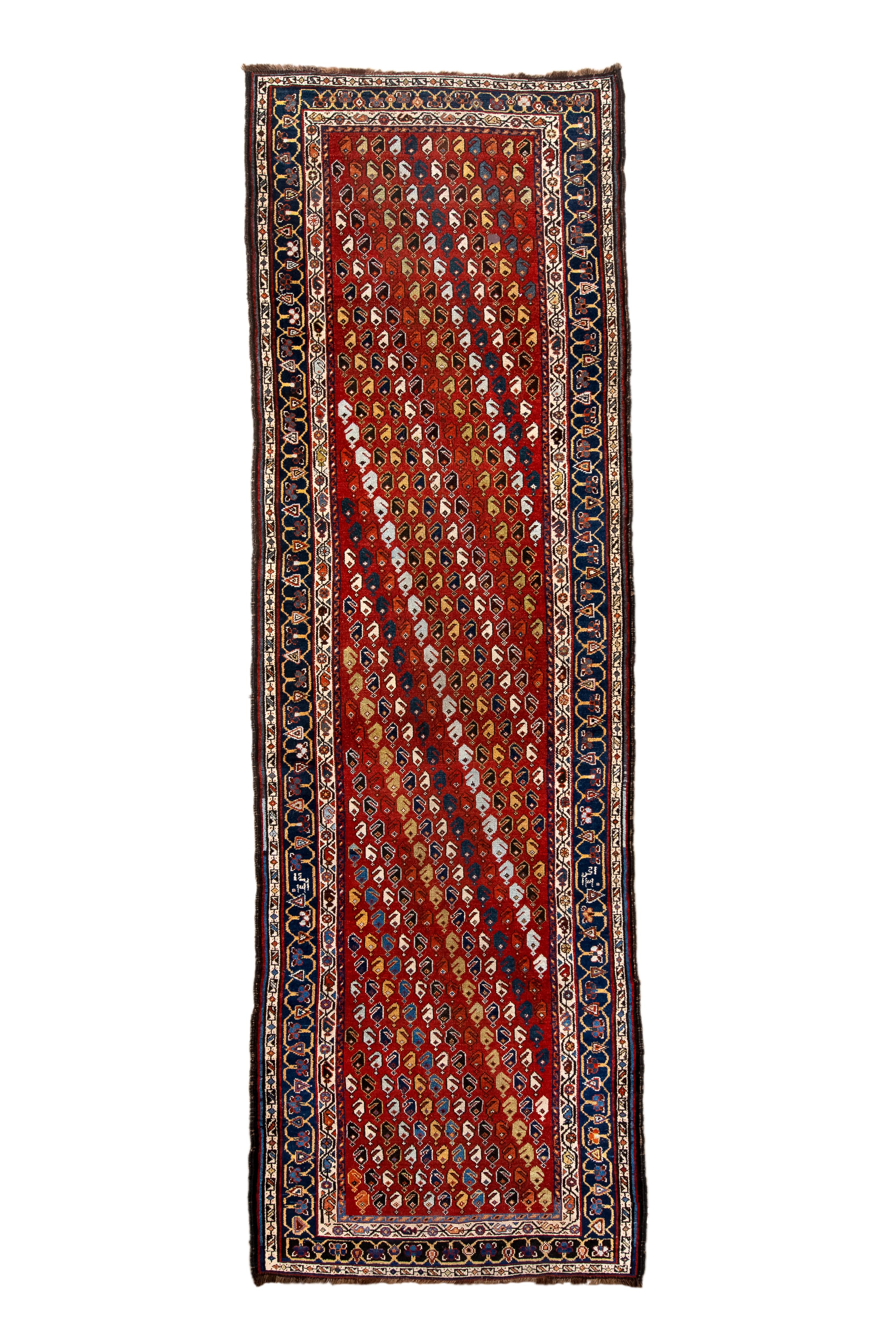 Dieser 1920 gefertigte Bakhtiari-Teppich ist ein lebendiges Zeugnis seines künstlerischen Erbes. Seine feurigen Rot- und Ebenholztöne verbreiten ein Gefühl von Wärme und Geschichte. Die Größe von 3'6