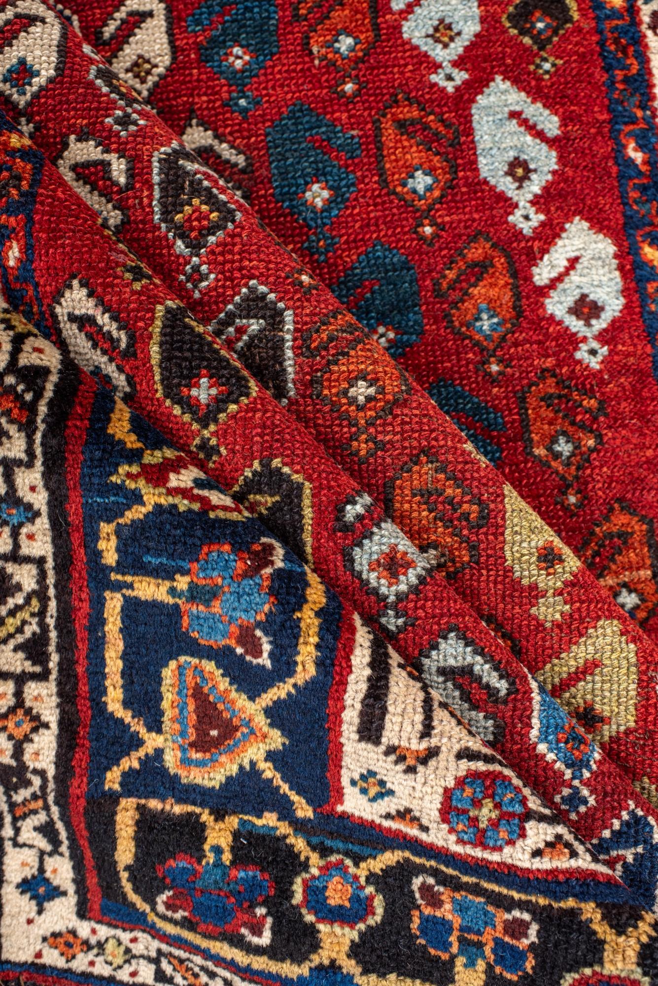 Antiker Baktiary-Läufer mit rotem Boteh-Design (Persisch) im Angebot