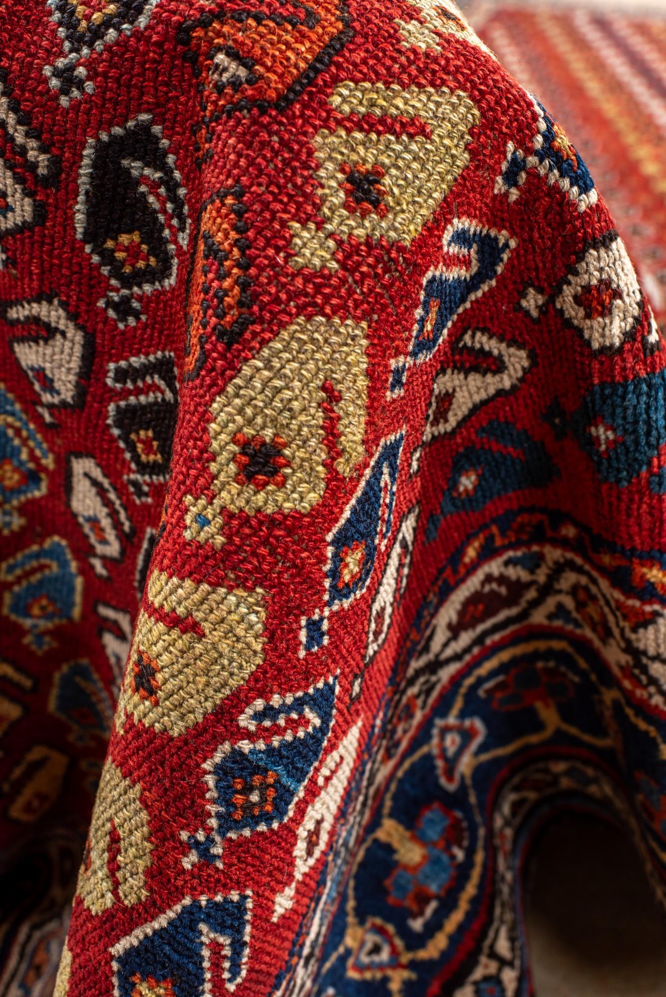Antiker Baktiary-Läufer mit rotem Boteh-Design (Handgeknüpft) im Angebot