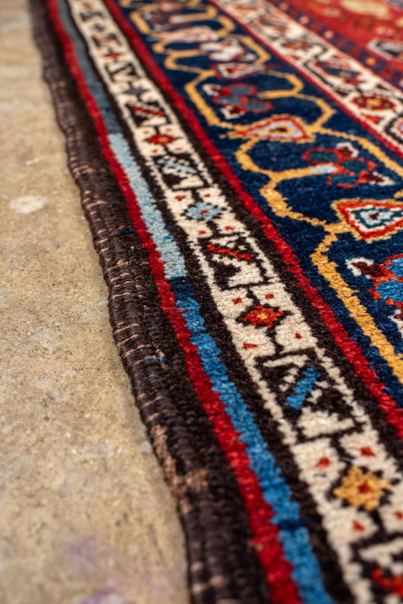 Antiker Baktiary-Läufer mit rotem Boteh-Design im Zustand „Gut“ im Angebot in New York, NY