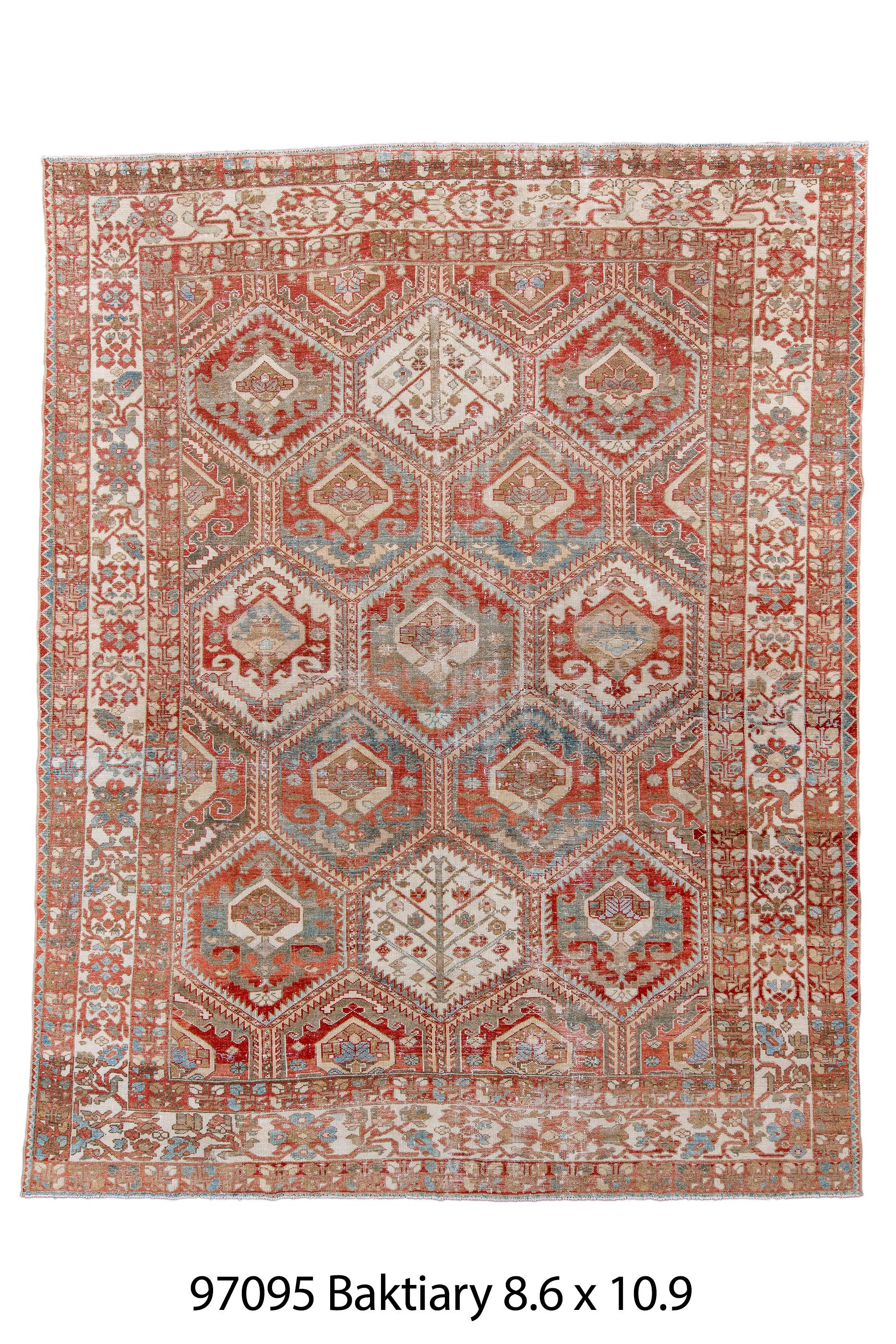 Ce tapis rustique modérément tissé présente un motif couvrant de grands hexagones, formant un treillis minutieusement étagé, les panneaux écru, rouge et bleu moyen renfermant soit des plantes fleuries aux branches relevées, soit des médaillons à