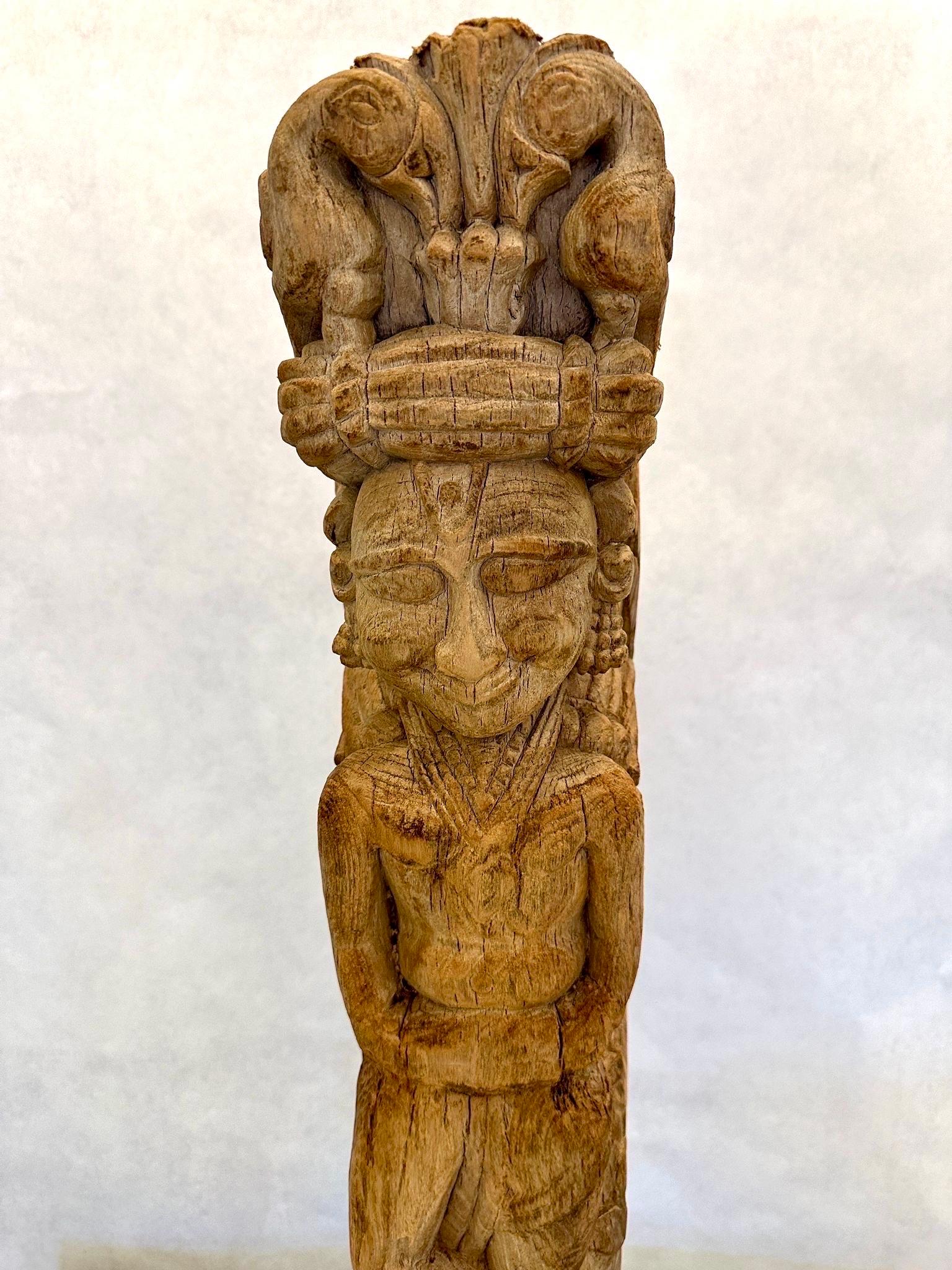 Antike Balinesische Buddha-Architektonische Reste aus geschnitztem Holz mit Buddha-Montierung im Zustand „Gut“ in East Hampton, NY