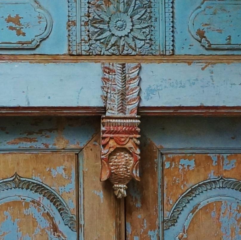 Beautifully carved doors from Bali, can become a highlight in your home. With an amazing Azur Blue, this could be used as a gateway or entrance or possibly just as a wall decoration. The doors are made of hard wood and the back is un-decorated.