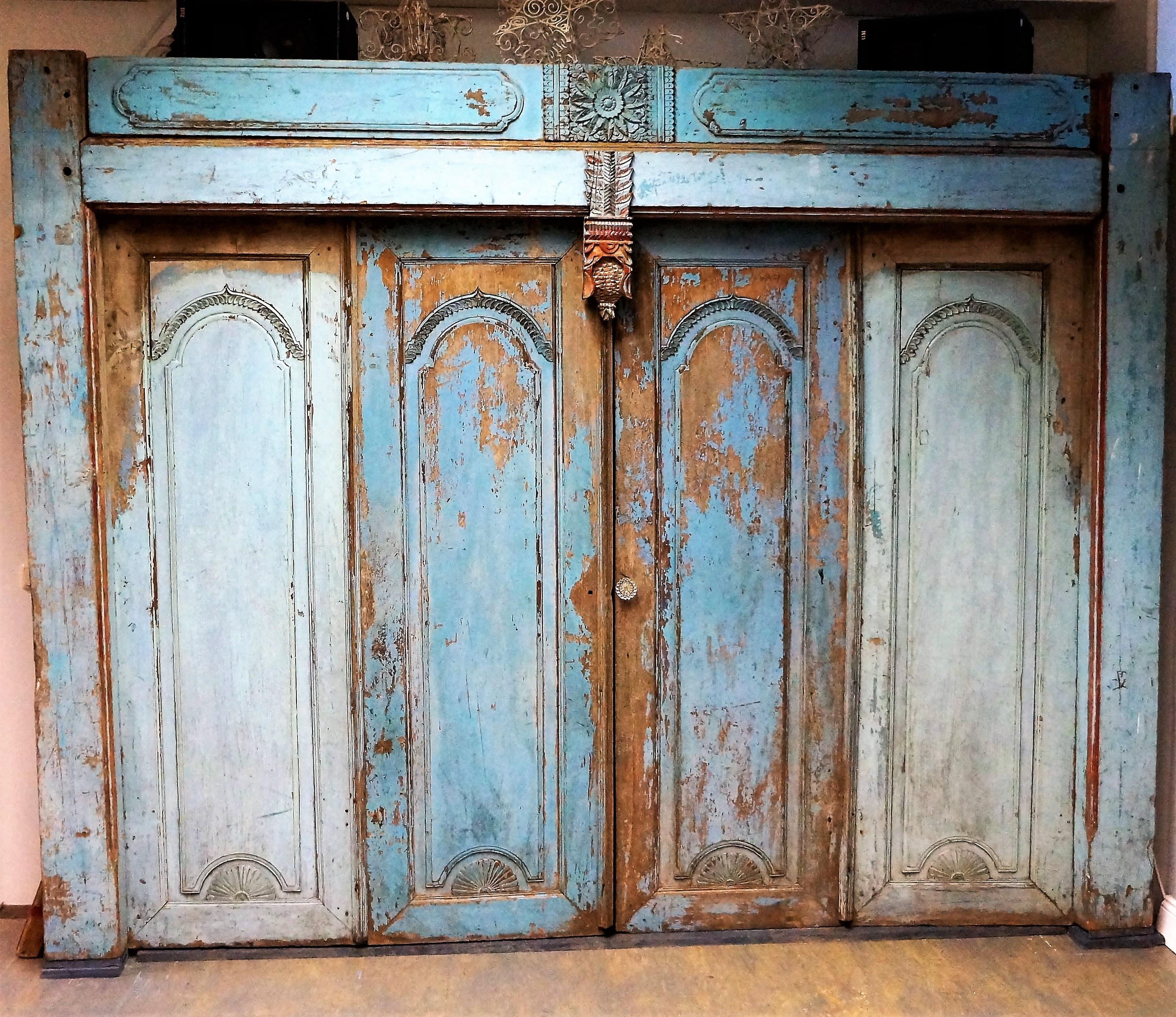 Antique Balinese Carved Doors in Azur Blue, Indonesia In Distressed Condition For Sale In Munich, DE