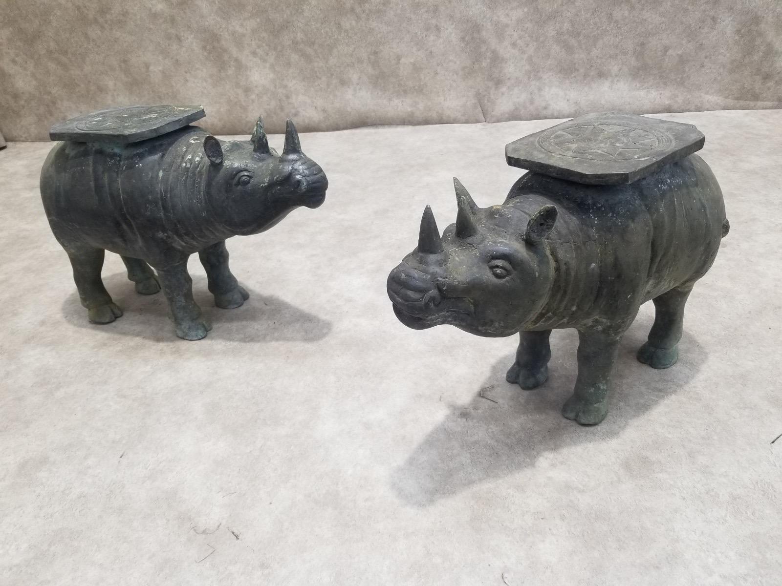 Antico portapiante/tavolo da cocktail balinese in bronzo martellato e sellato finemente dettagliato - Set di 2

Queste due antiche sculture di rinoceronte balinese, con le loro caratteristiche sapientemente lavorate, sarebbero bellissime aggiunte a