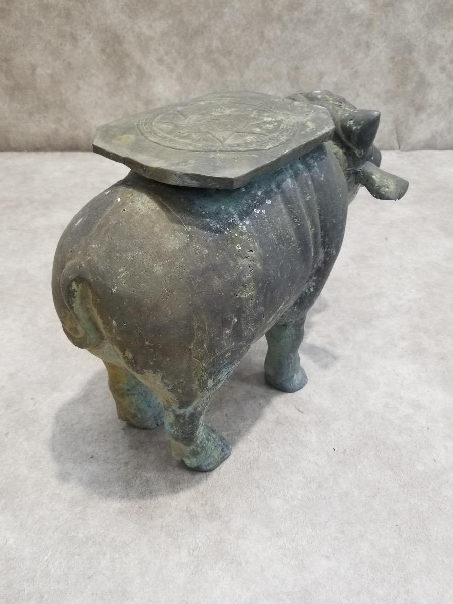 Antique Balinese Finely Detailed Patina Hammered Bronze Bull Side Table In Good Condition For Sale In Chicago, IL