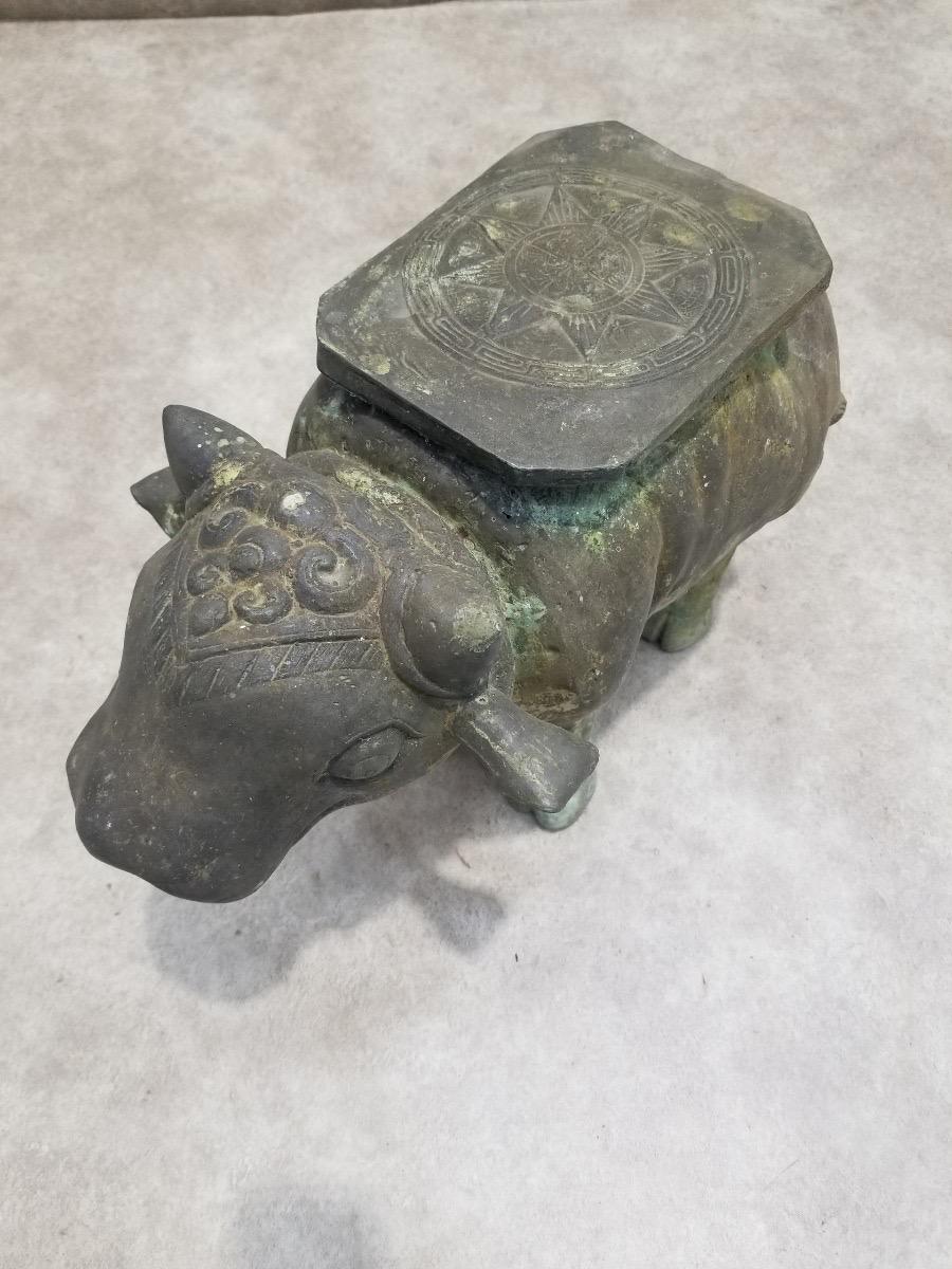 Antique Balinese Finely Detailed Patina Hammered Bronze Bull Side Table For Sale 1