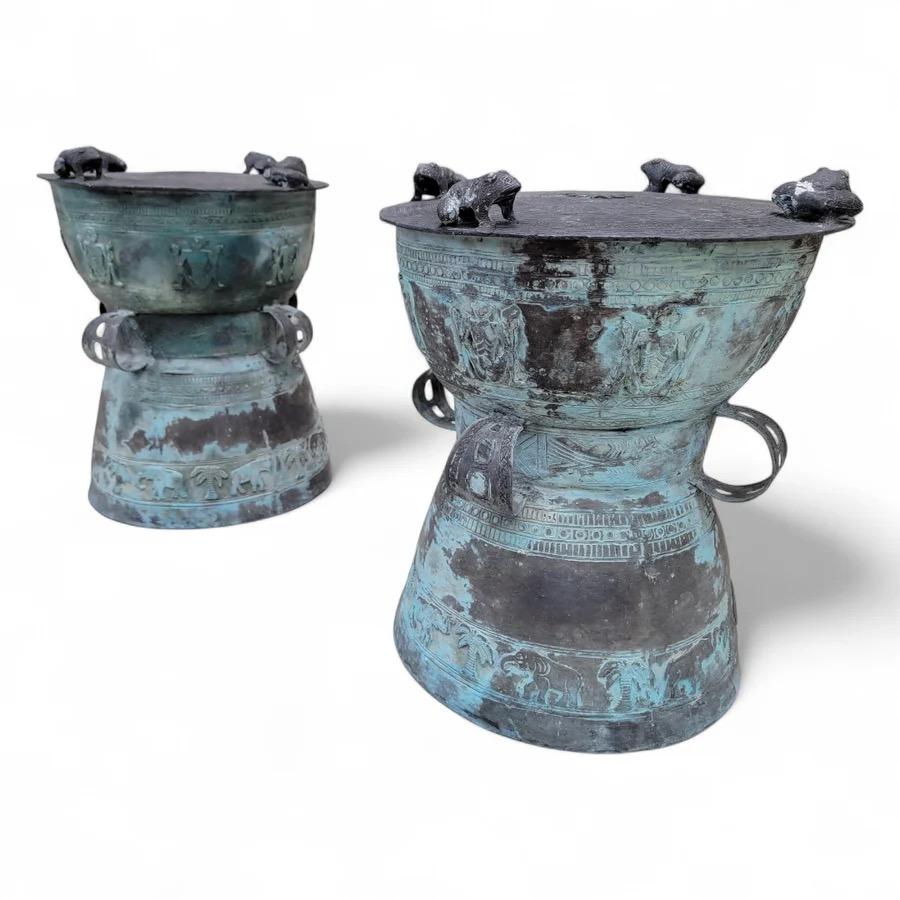 Antiguas Mesas Auxiliares Balinesas de Bronce Martillado con Patina - Pareja en venta 6