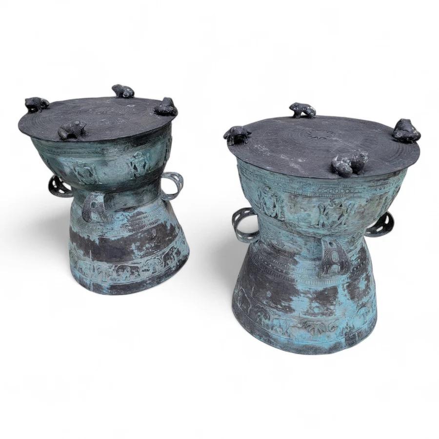 Antiguas Mesas Auxiliares Balinesas de Bronce Martillado con Patina - Pareja Tribal en venta