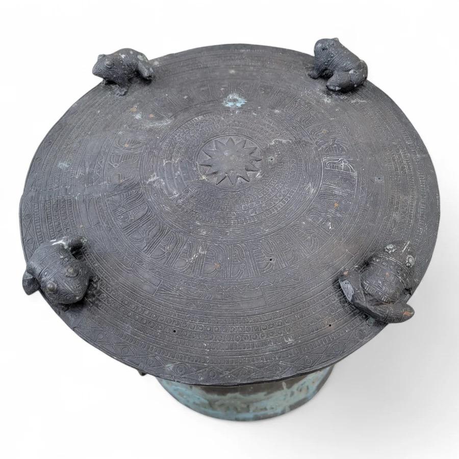 Antiguas Mesas Auxiliares Balinesas de Bronce Martillado con Patina - Pareja Desconocido en venta