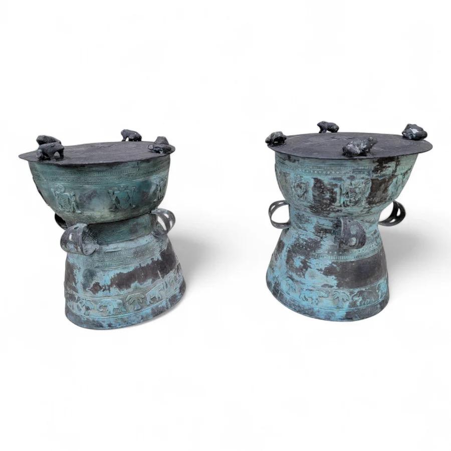 Antiguas Mesas Auxiliares Balinesas de Bronce Martillado con Patina - Pareja en venta 3